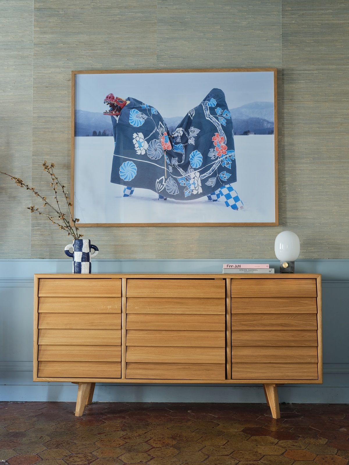 The Hansen Family Remix #5 XL Sideboard Hans Hansen aus hellem Holz im Interieur.