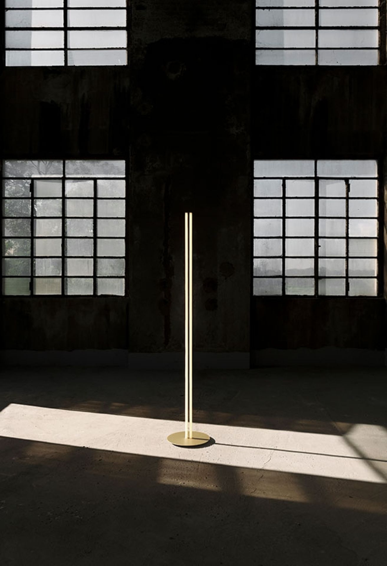 Coordinates F Stehleuchte von Flos: Moderne LED-Stehlampe mit minimalistischem Design in einem Raum.