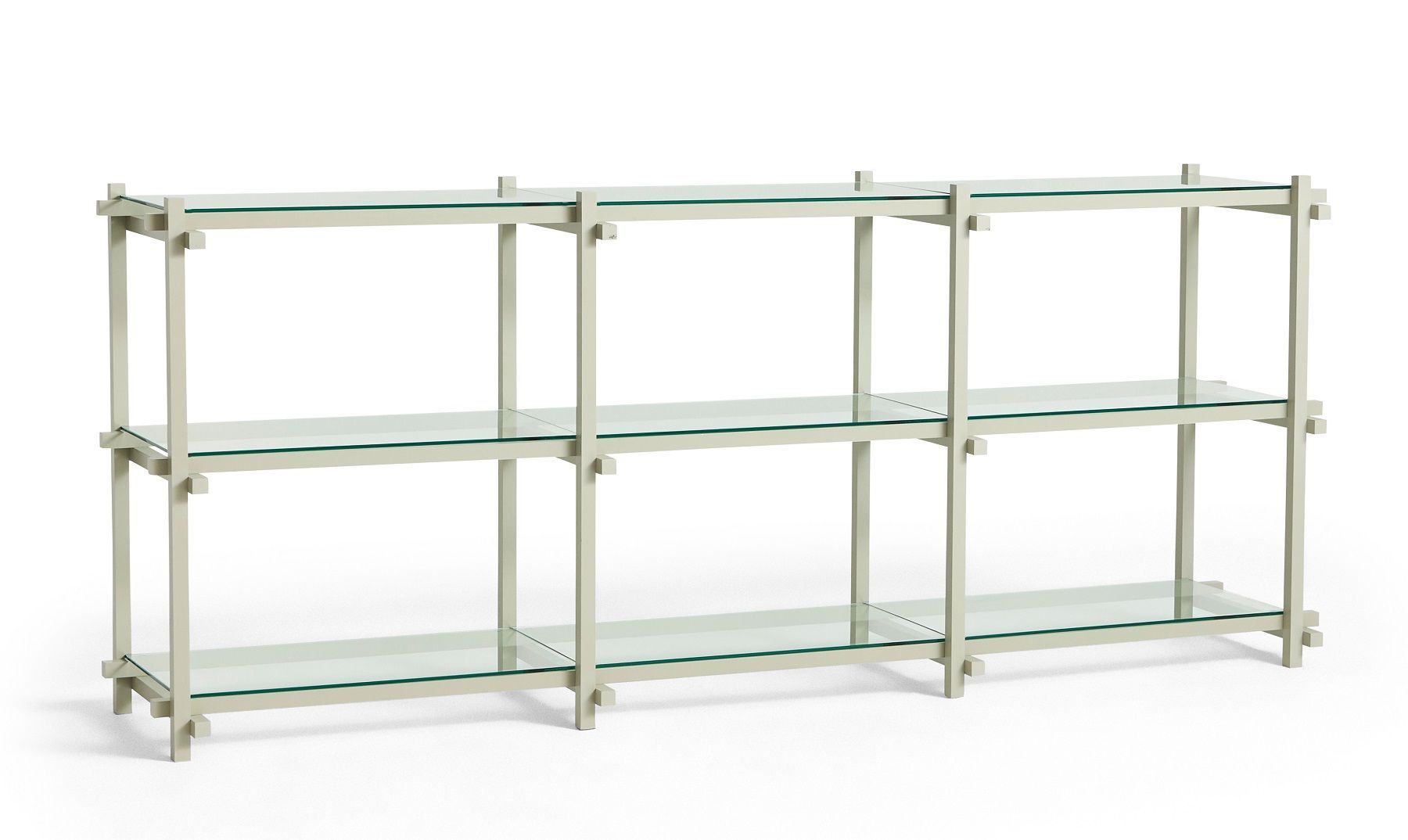 Helles Woody Low Regal von Hay mit drei Fächern und Glasböden auf weißem Hintergrund.