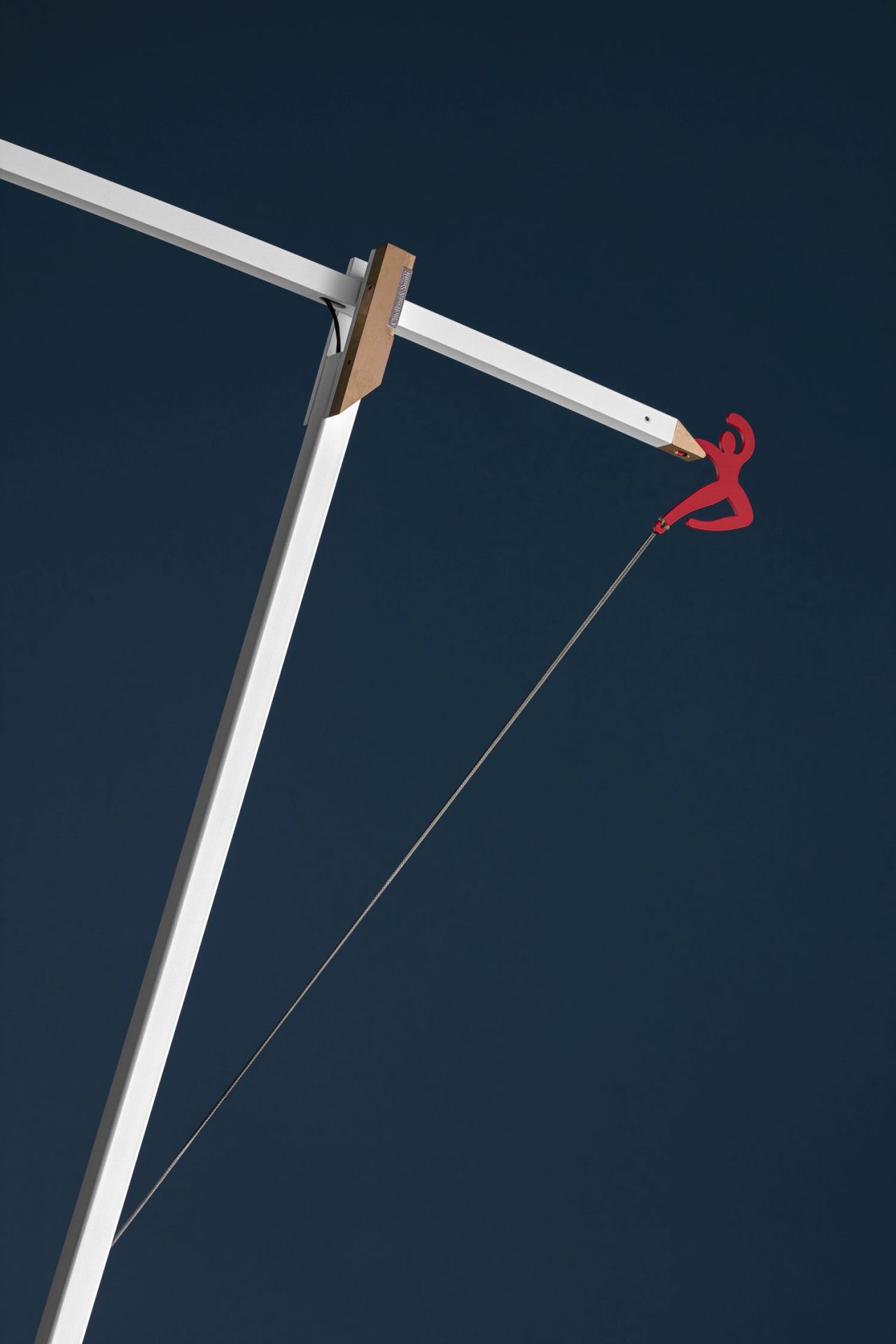 Ettorino Stehleuchte von Catellani & Smith: Weiße Designerlampe mit roter Figur am Kabel.