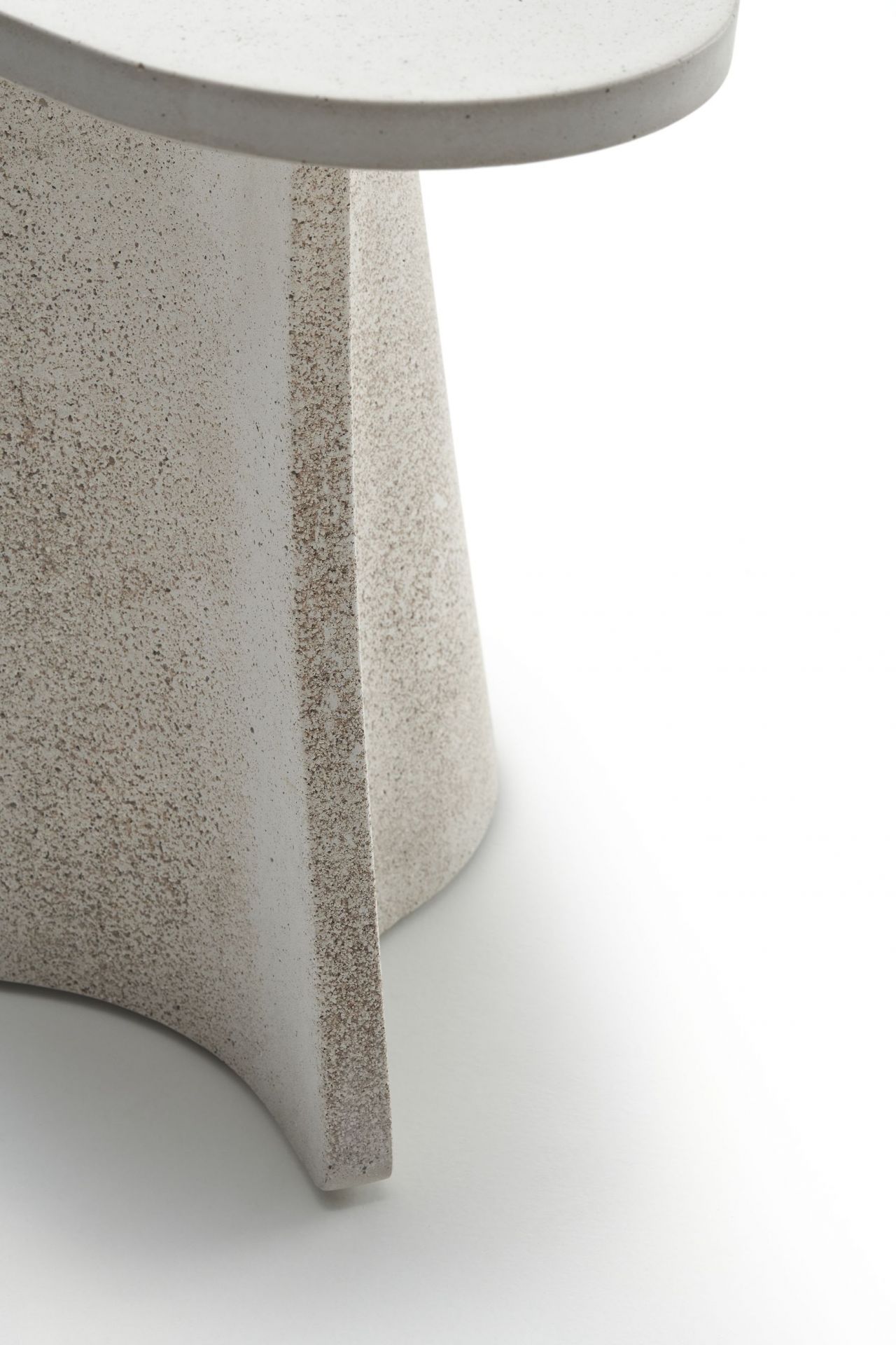 Detailaufnahme des Fossil Beistelltischs von MDF Italia, moderner kleiner Tisch in Betonoptik.