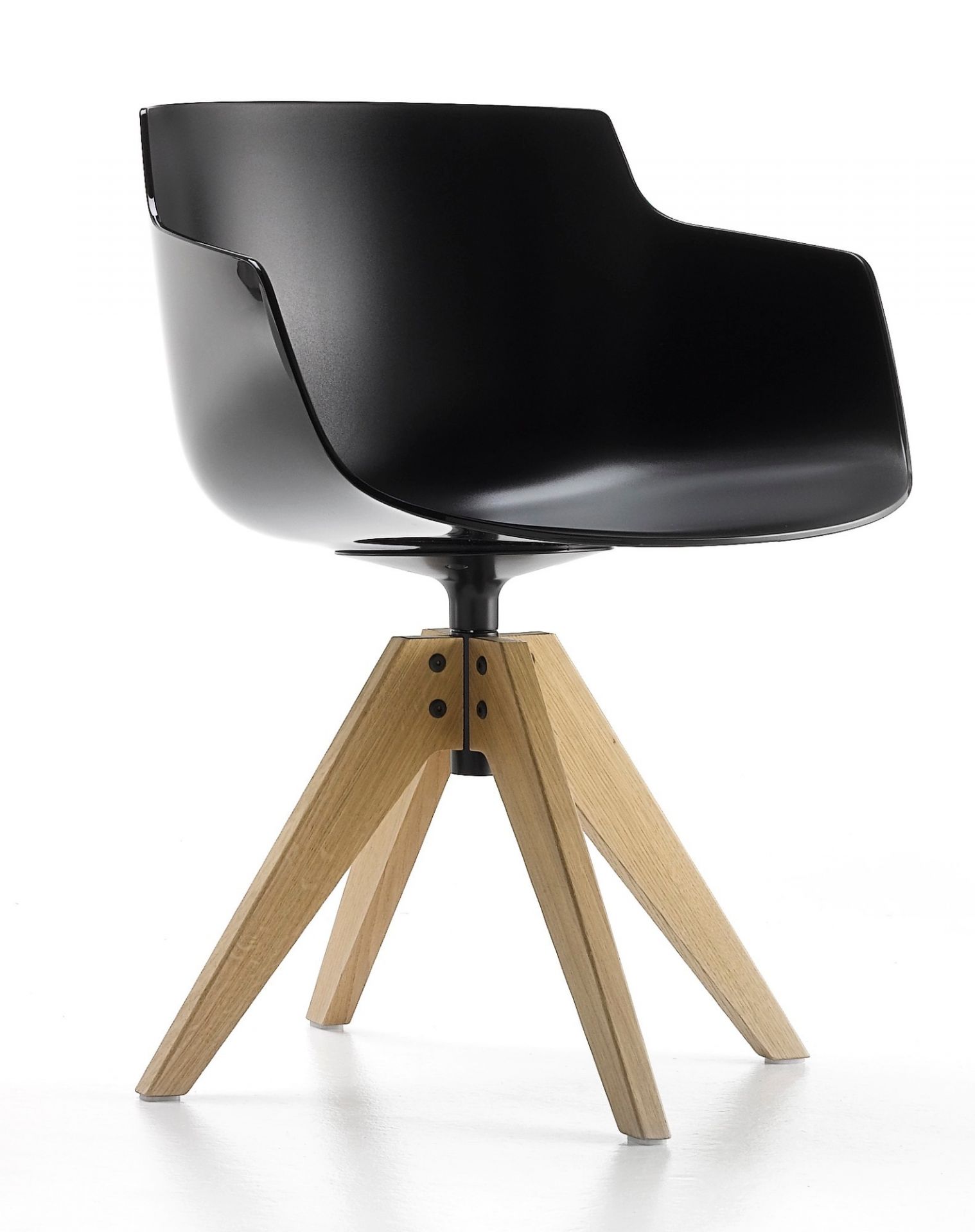 Schwarzer Flow Slim Stuhl mit Eichengestell von MDF Italia. Moderner Designstuhl für Esszimmer und Büro.