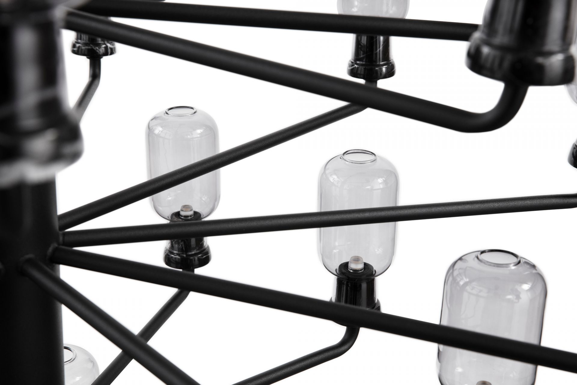 Detailaufnahme der Amp Chandelier Pendelleuchte Small in Rauchglas und Schwarz, moderne Innenbeleuchtung.