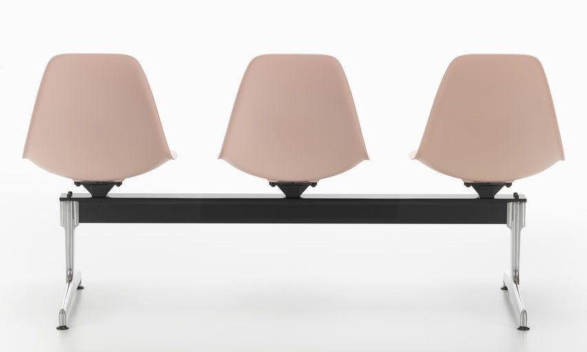 Eames Plastic Side Chair RE auf Traverse von Vitra, Sitzbank mit drei Stühlen.
