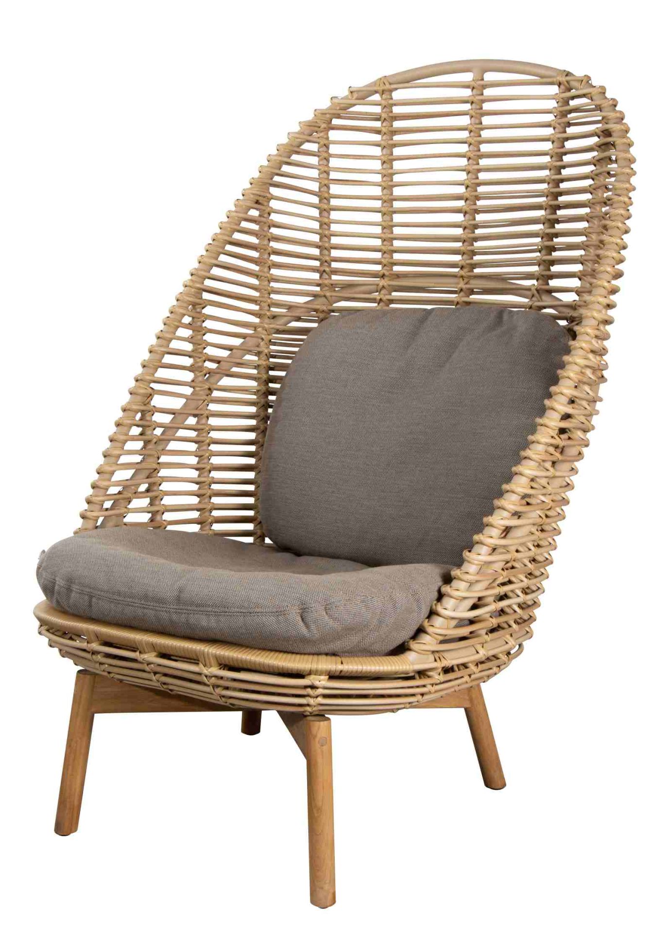 Cane-Line Hive Sessel: Outdoor-Sessel aus Rattan mit taupefarbenem Sitz- und Rückenkissen.