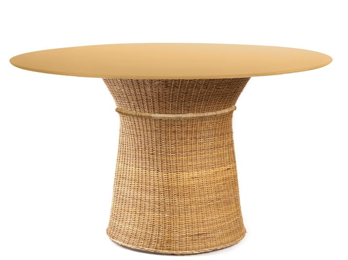 Gelber Caribe Esstisch für den Outdoor-Bereich mit geflochtenem Untergestell aus Naturmaterial.