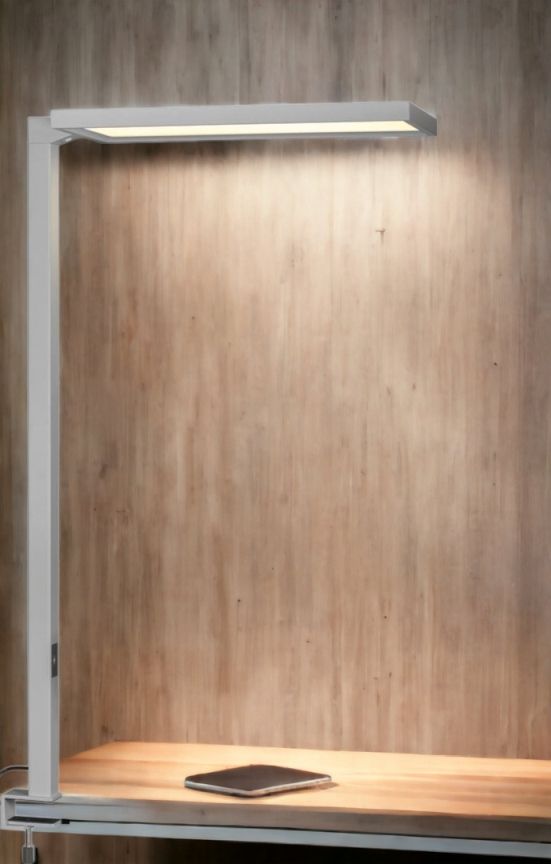 Silberne Leggero LED-Arbeitsplatzleuchte mit minimalistischem Design, montiert an einem Schreibtisch.