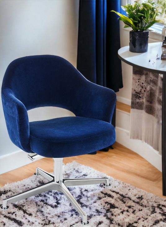 Blauer Saarinen Konferenzstuhl mit Armlehnen und 4-Stern Drehfuß auf einem Teppich. Bürostuhl für Konferenzräume.