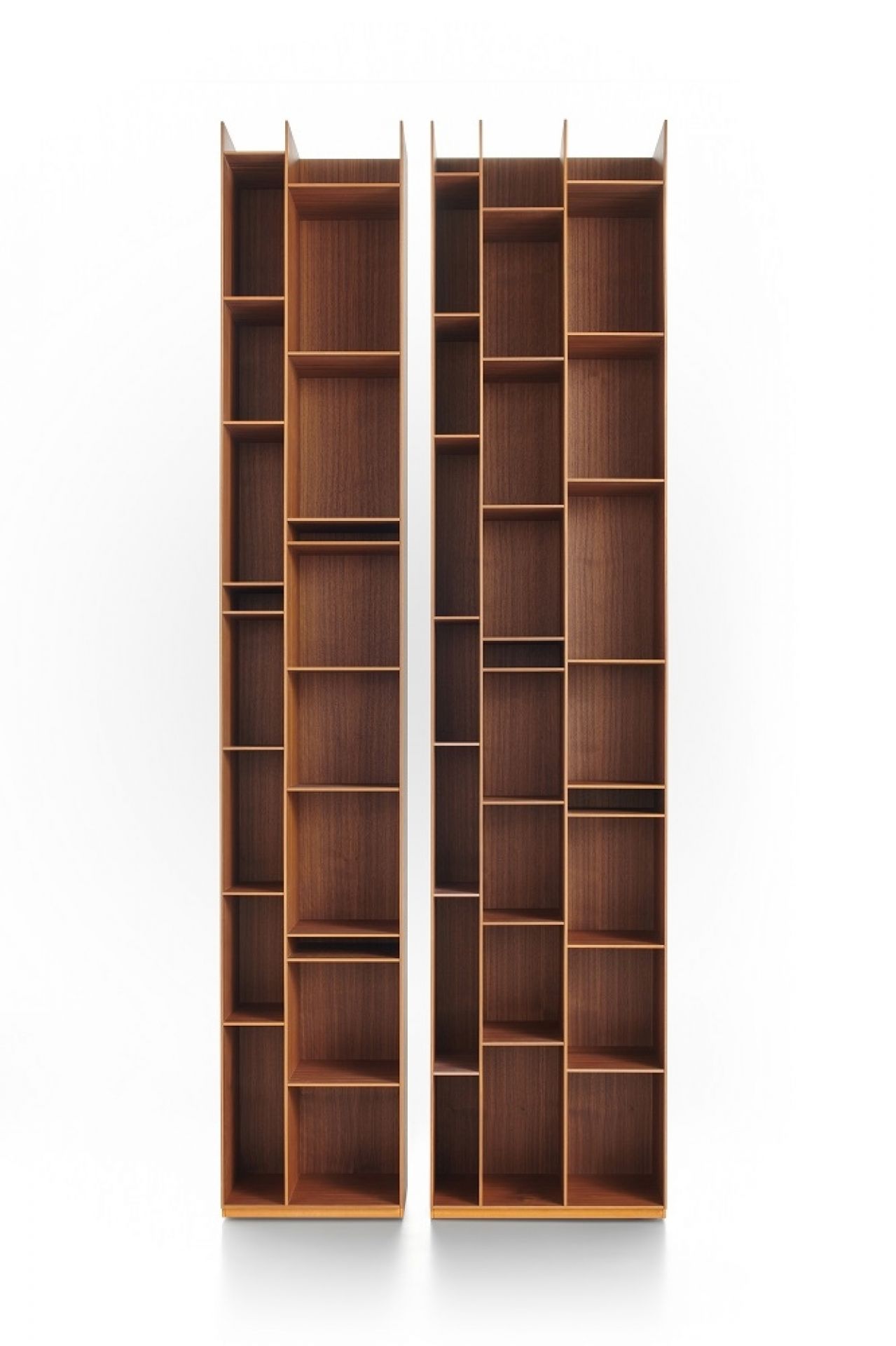 Zwei hohe, leere Holzregale "Random Wood" von MDF Italia mit unterschiedlichen Fachgrößen.
