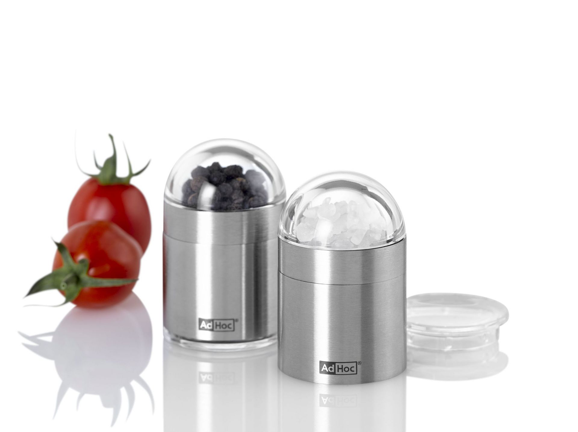 AdHoc Pfeffer- und Salzmühle ToGo Set aus Edelstahl mit Pfefferkörnern, Salz und Tomaten.
