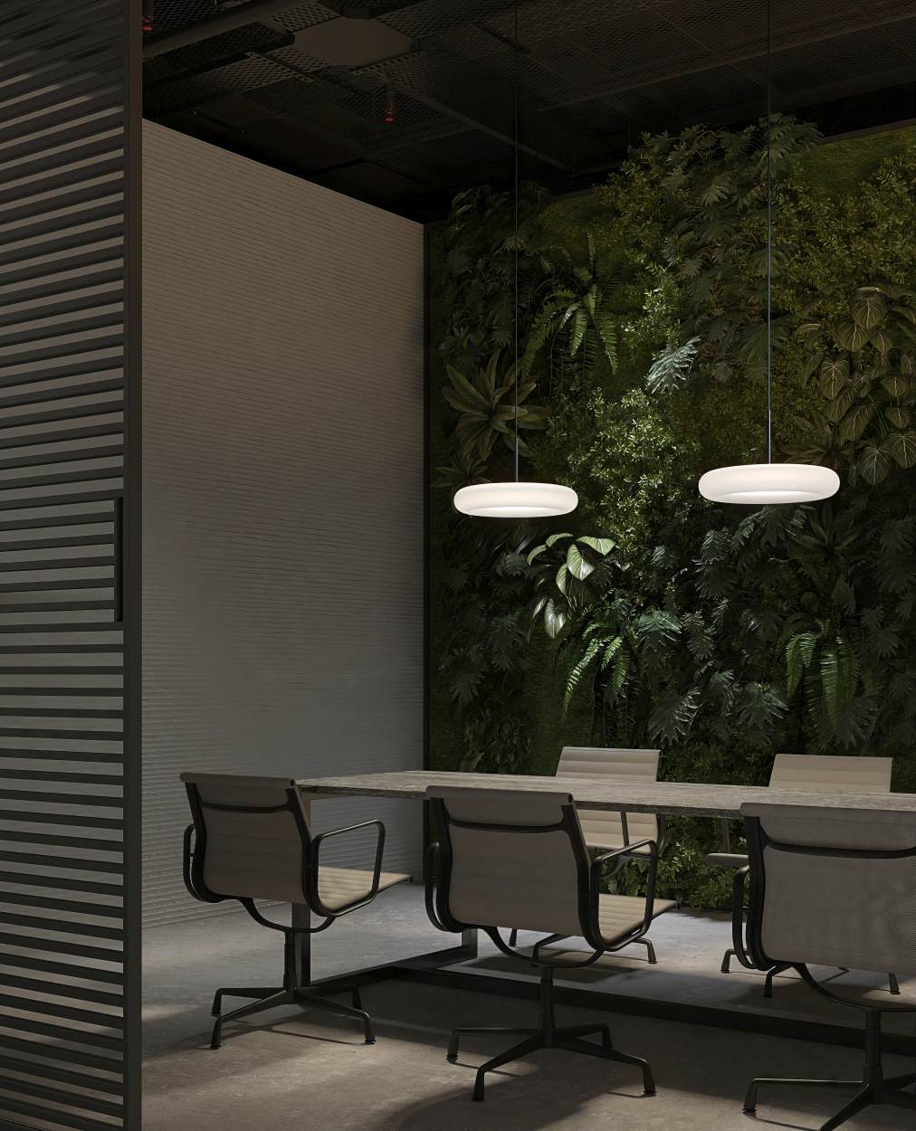 Zwei schwarze Belux Oto Pendelleuchten über einem Konferenztisch mit Bürostühlen vor einer grünen Wand.