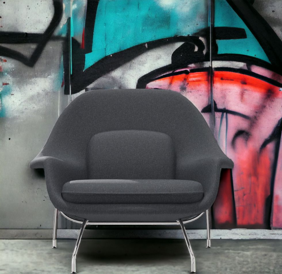 Grauer Womb Chair Sessel von Knoll International mit Stahlbeinen vor einer Graffiti-Wand.