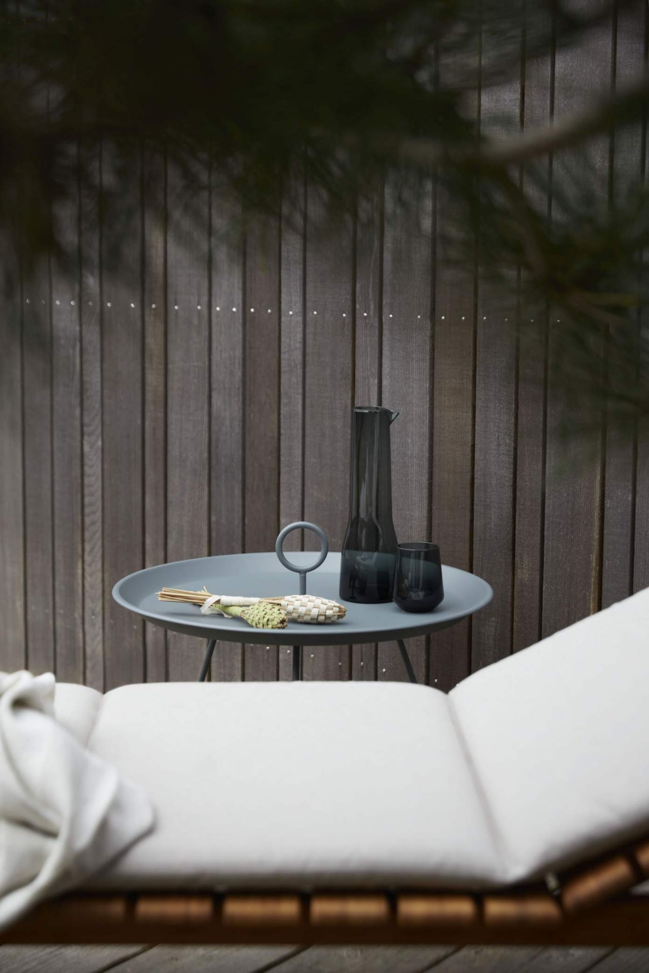 Molo Outdoor Kissen für Houe Sonnenliege, bequeme Gartenmöbel mit stilvollem Outdoor-Design.