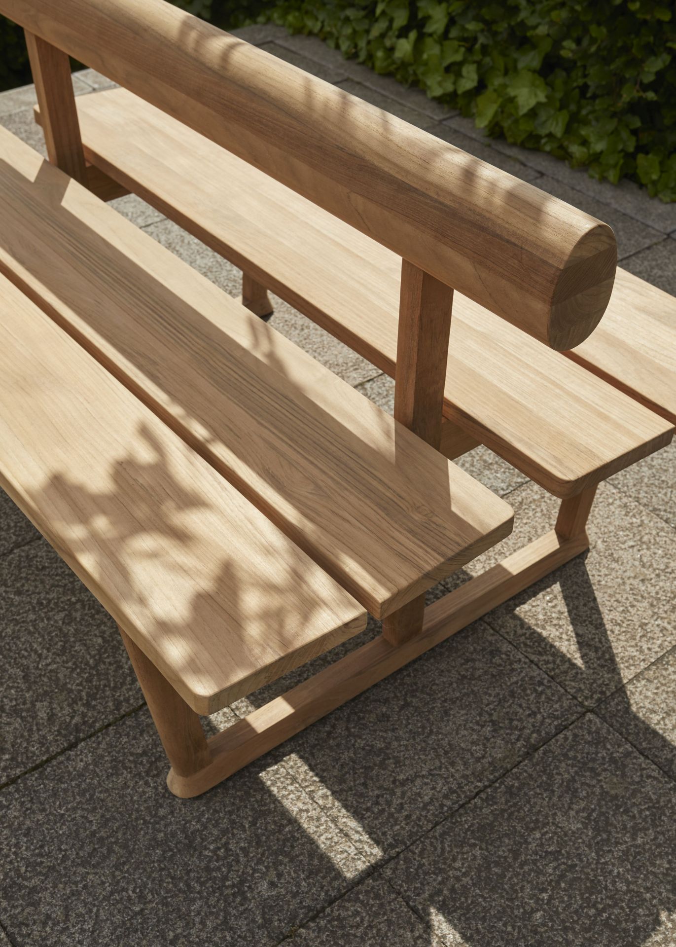 Banco Teak Gartenbank von Skagerak: Moderne Outdoor Bank aus Teakholz für zwei Personen.