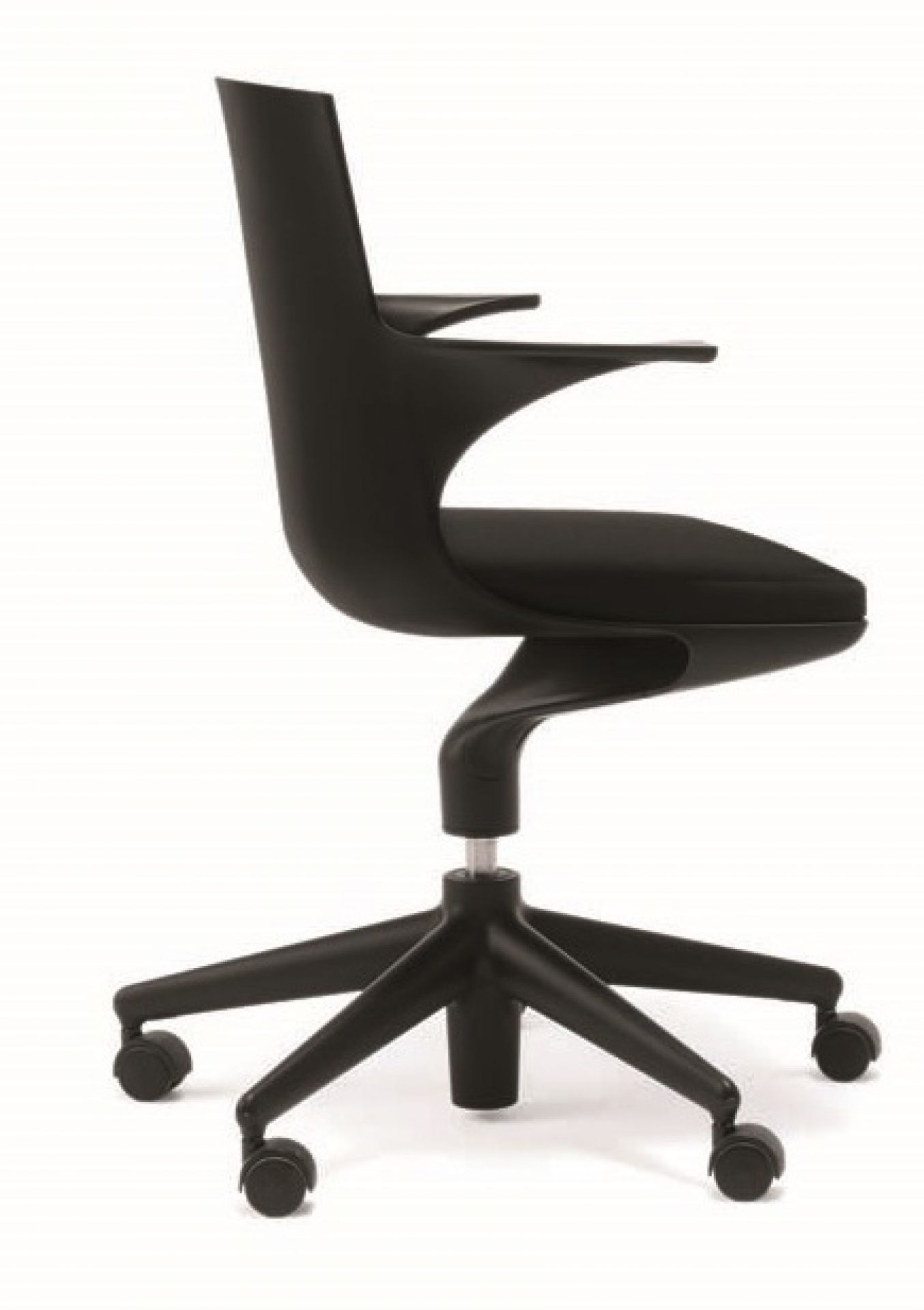 Schwarzer Spoon Chair Drehstuhl von Kartell, Seitenansicht, ergonomisch, mit Armlehnen und Rollen.