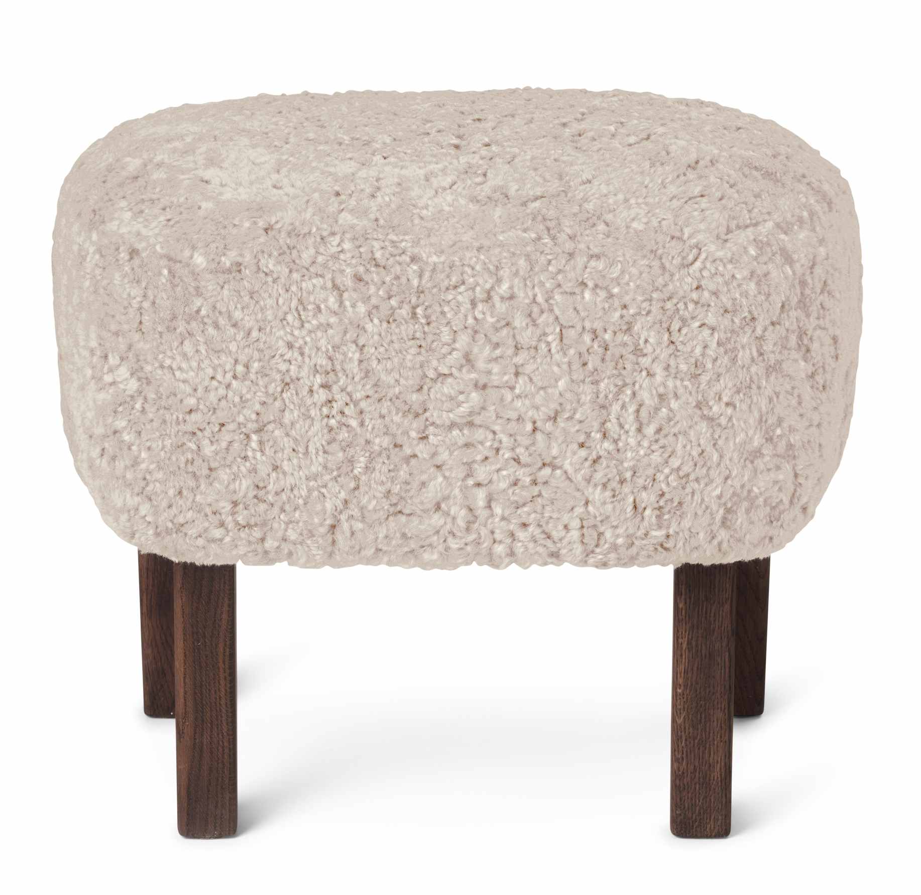 Ingeborg Ottoman von Audo: Beiger Hocker mit weichem Stoffbezug und dunklen Holzbeinen.