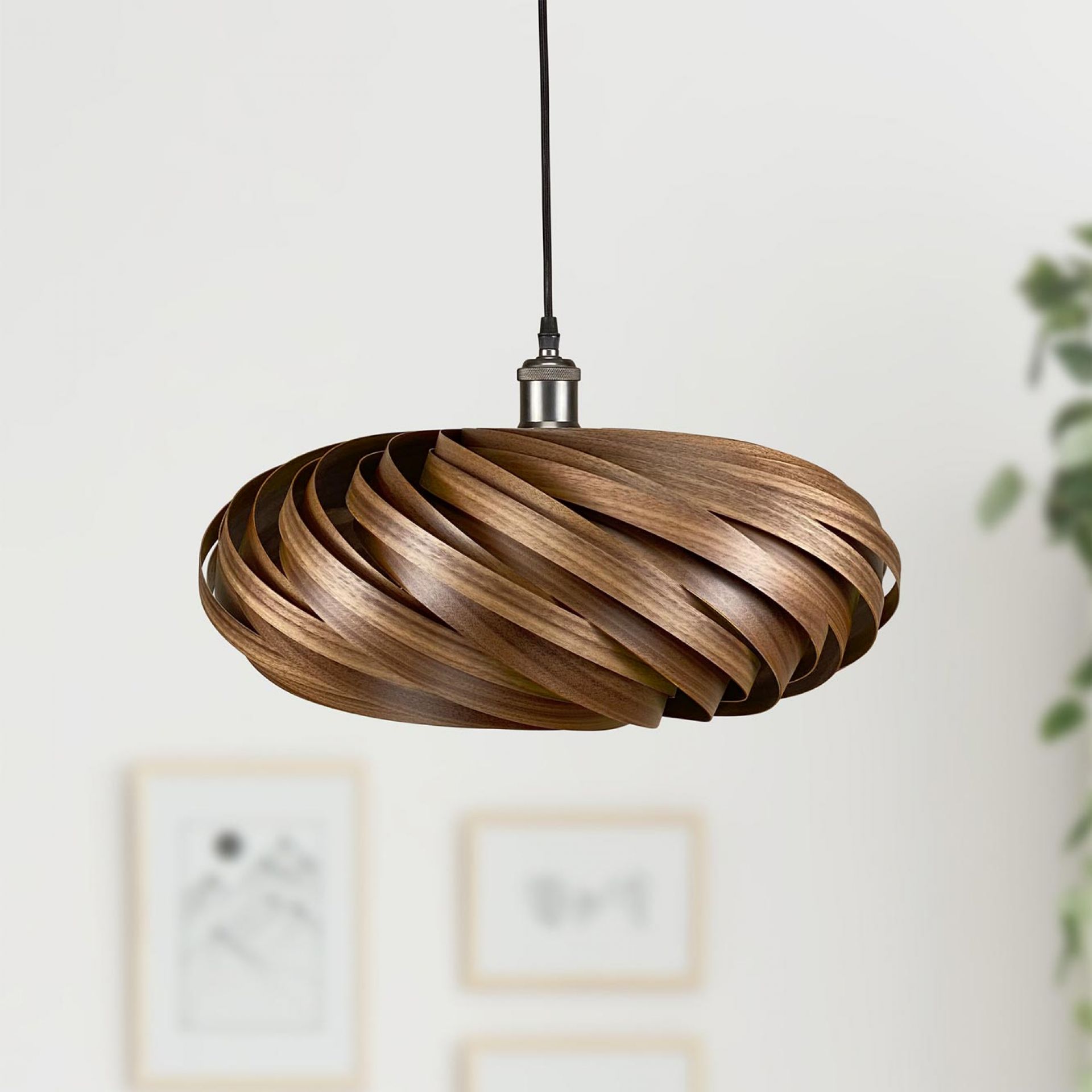 Veneria Hängeleuchte Nussbaum: Moderne Holzlampe mit spiralförmigem Design für stilvolle Innenraumbeleuchtung im Wohnzimmer.