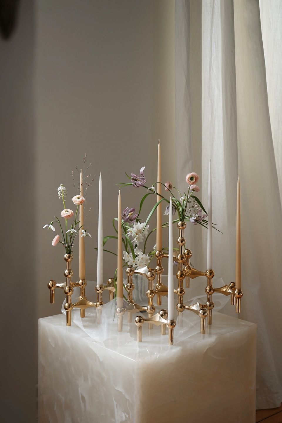 Produktfoto: Elegantes 3er Set Messing Kerzenständer mit Stoff und Kerzen dekoriert.