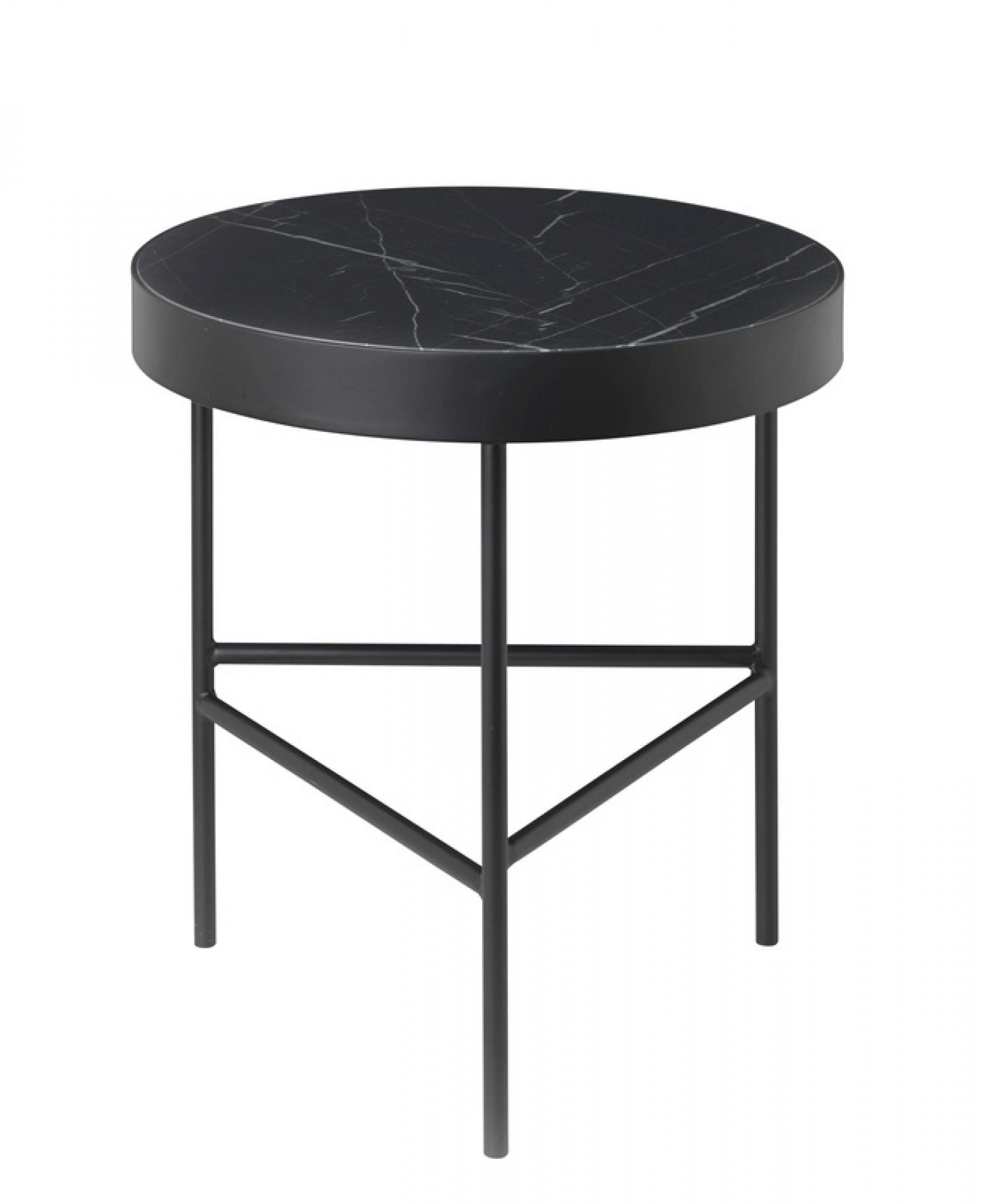 Schwarzer Ferm Living Beistelltisch mit runder Marmorplatte und filigranem Metallgestell. Moderner Couchtisch für Wohnzimmer.