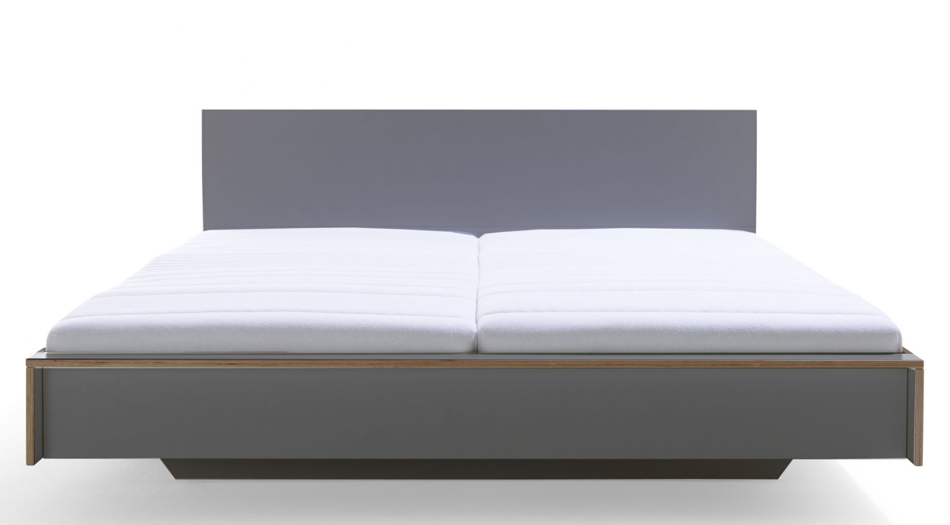 Flai Bett von Müller Möbelwerkstätten, Doppelbett in Grau mit weißer Matratze.