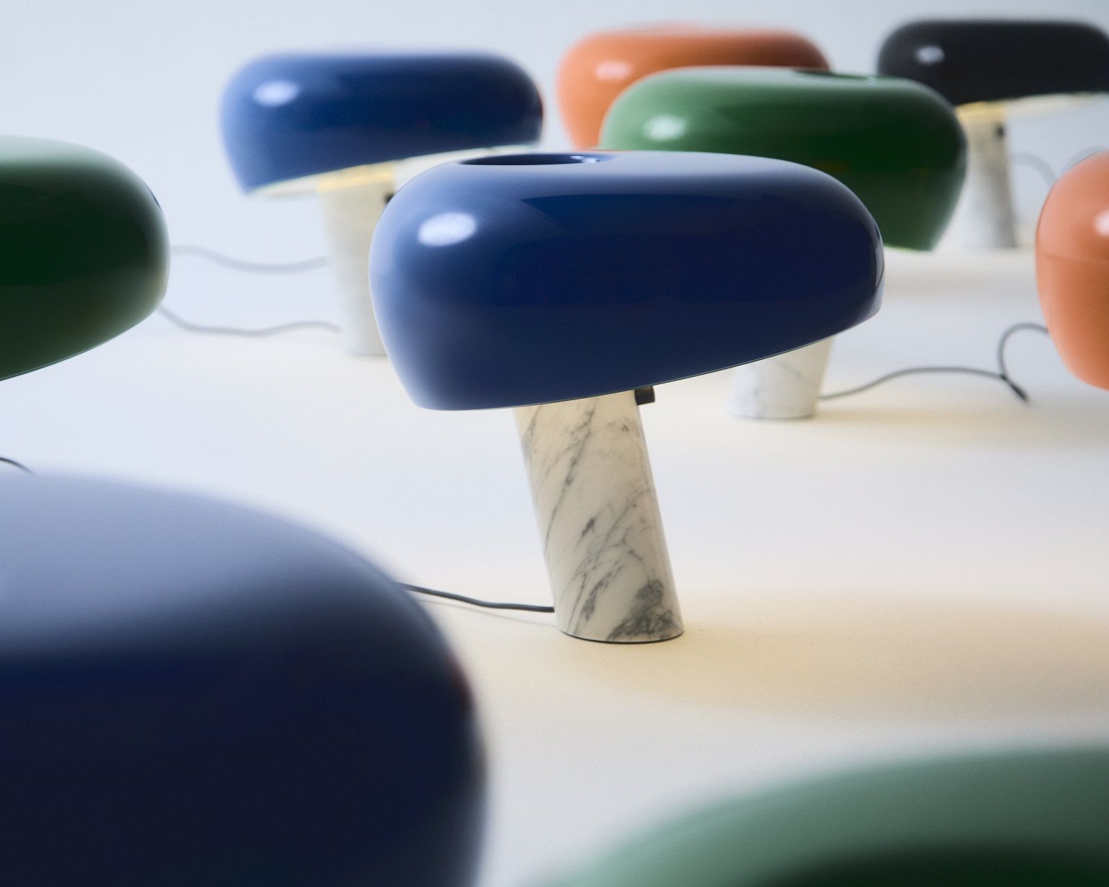 Blaue Snoopy Tischleuchte von Flos mit Marmorfuß, moderne Designlampe für Wohnzimmer und Büro.