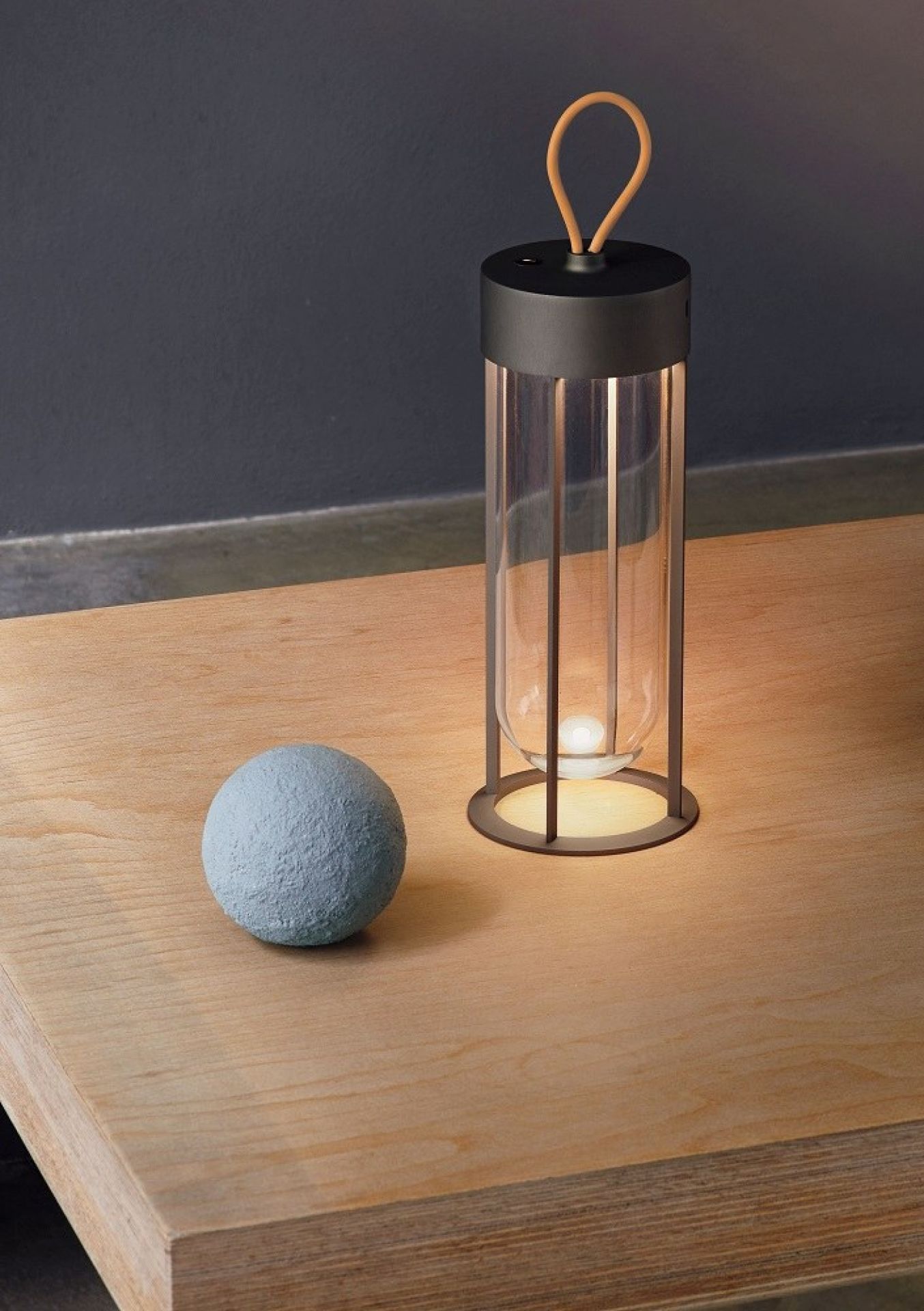 Weiße Flos In Vitro Unplugged Akkuleuchte auf Tisch, modernes Design, tragbare Tischleuchte.