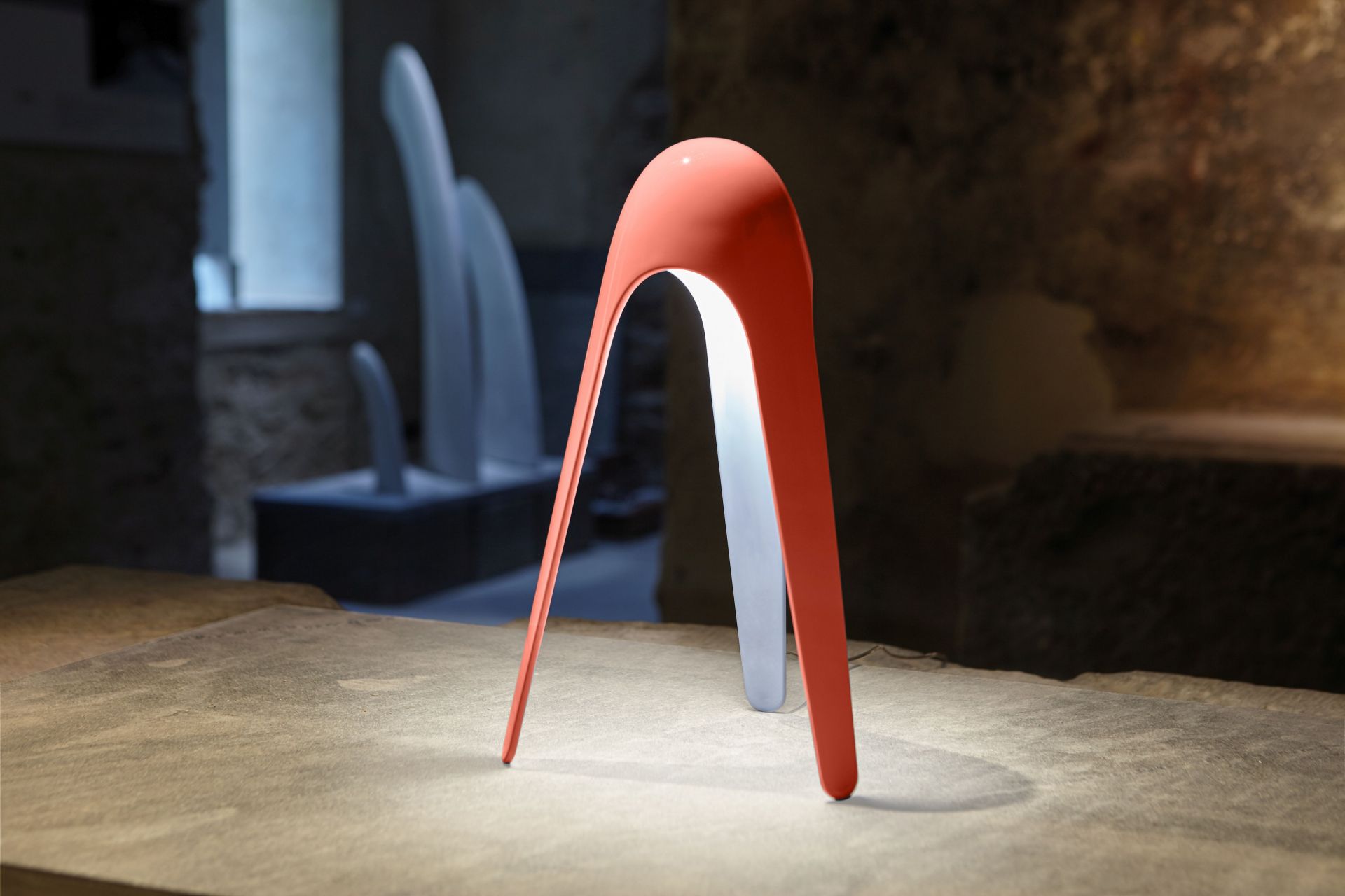 Fuchsiafarbene Cyborg Tischleuchte von Martinelli Luce, modernes Design für Wohnzimmer und Schlafzimmer.