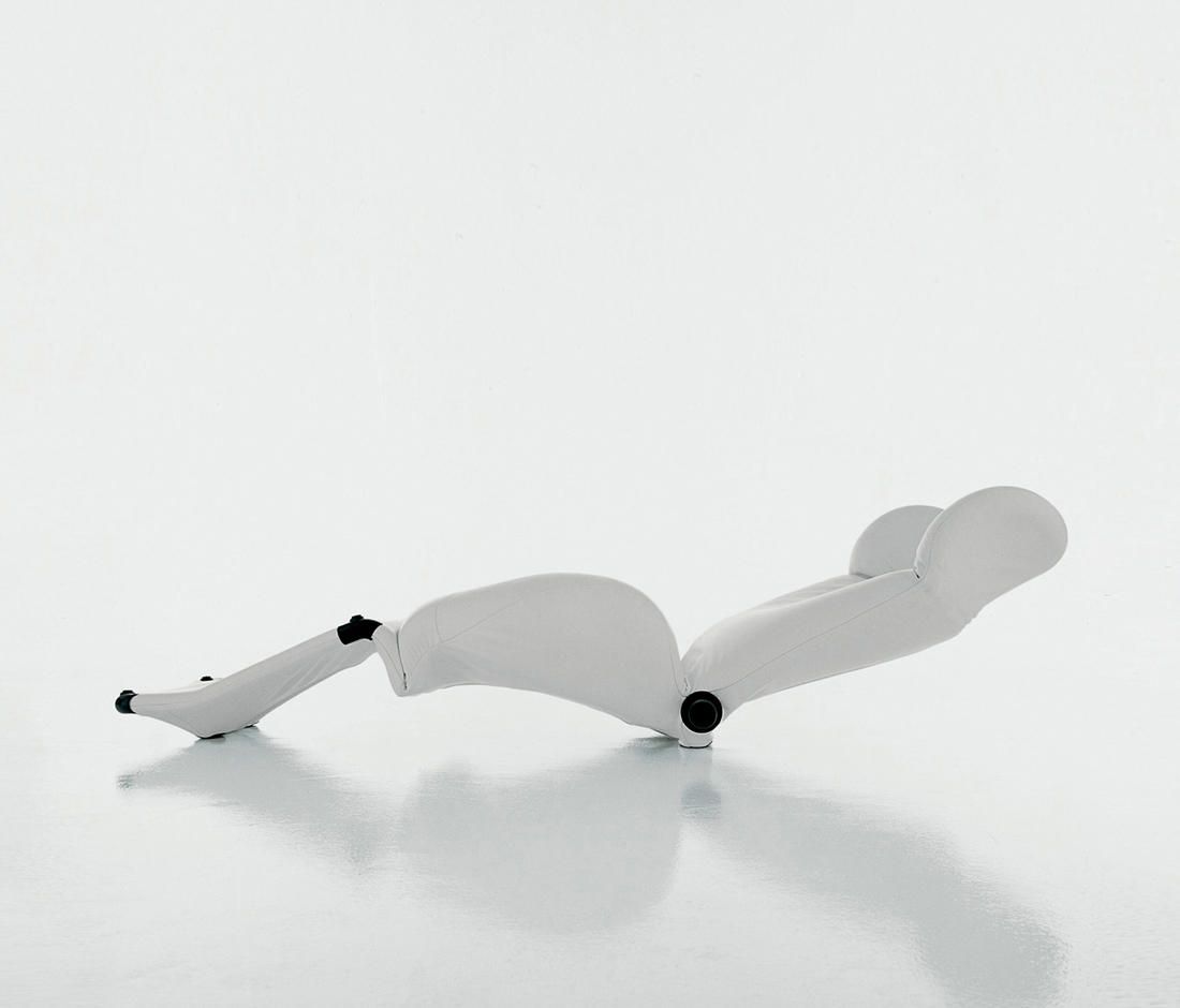 Weißer Wink Sessel von Cassina, moderner Design-Sessel für Wohnzimmer und Lounge-Bereiche.