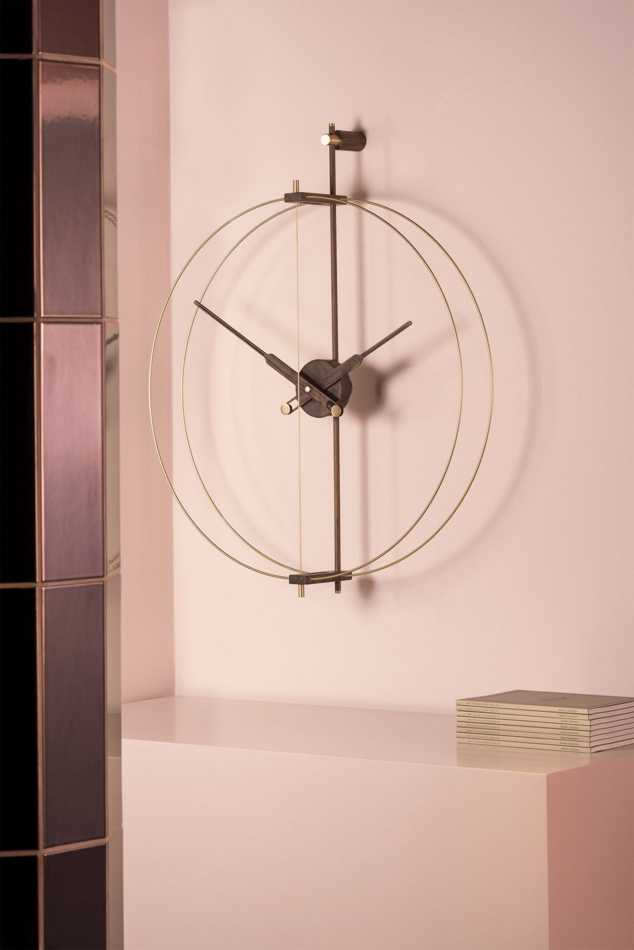 Nomon Barcelona Gold Wanduhr, modernes Design mit goldenen Akzenten und filigranen Zeigern.