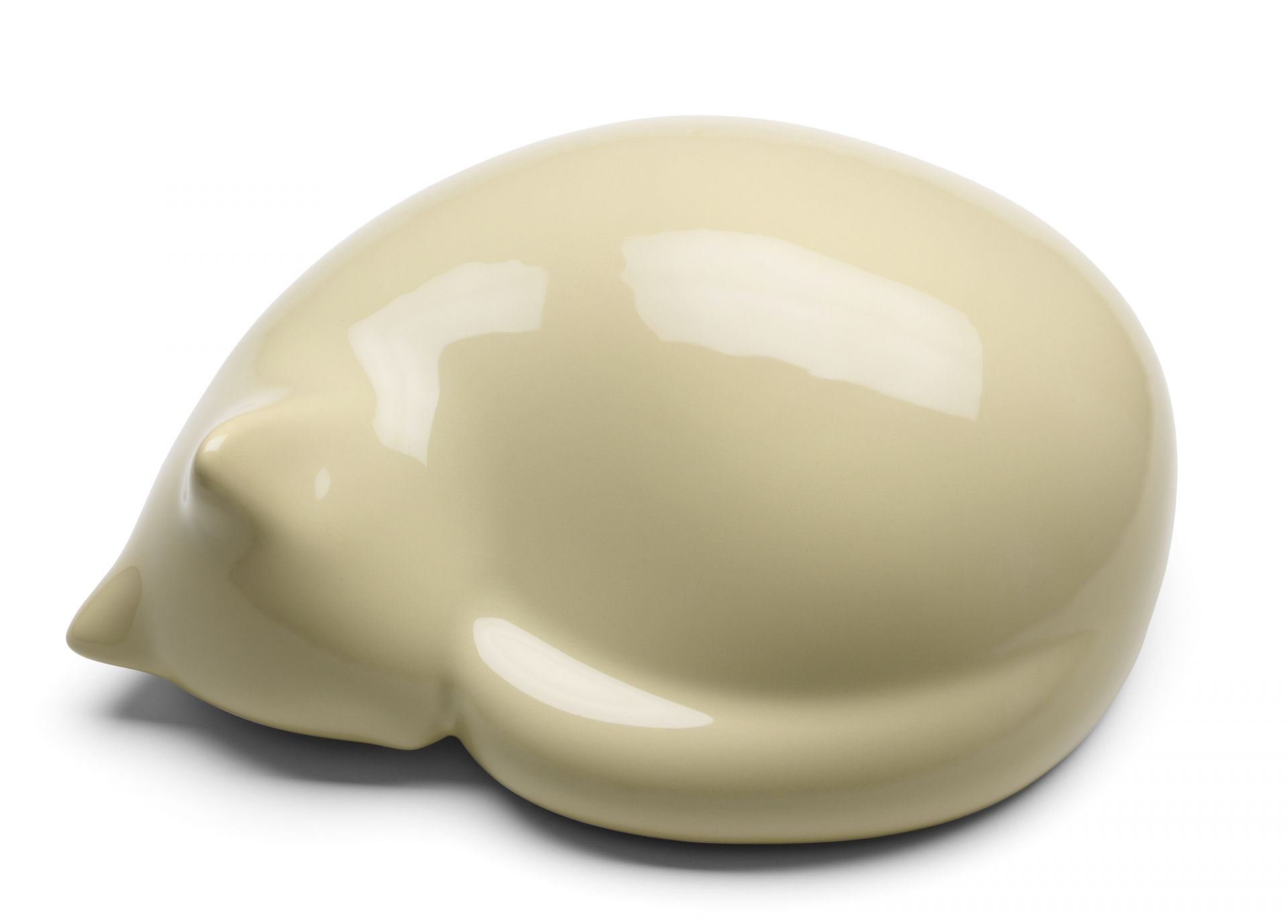 Beige Katze Figur, schlafend zusammengerollt. Keramik Deko-Objekt für Katzenliebhaber.