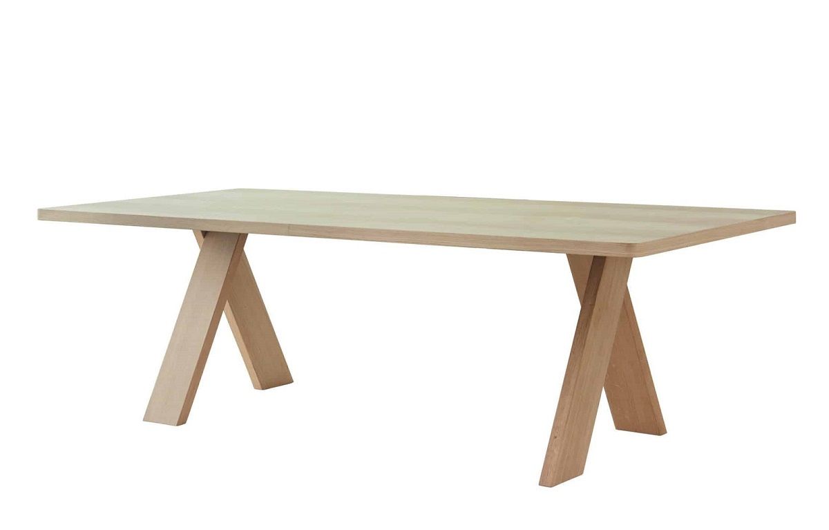 Artful Wood Table von Segis: Moderner Holztisch mit gekreuzten Beinen, ideal für Esszimmer.