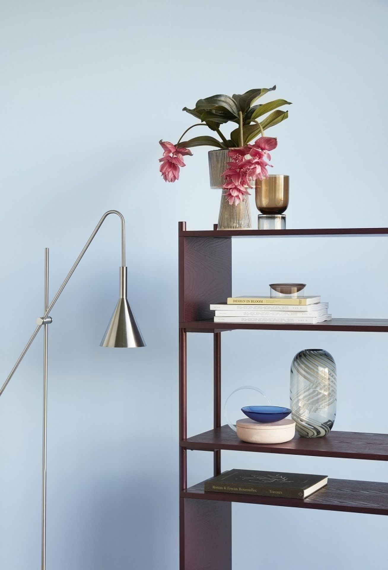 Dekorative Hübsch Interior Glas Vase in Grün und Weiß auf einem Regal mit Wohnaccessoires.