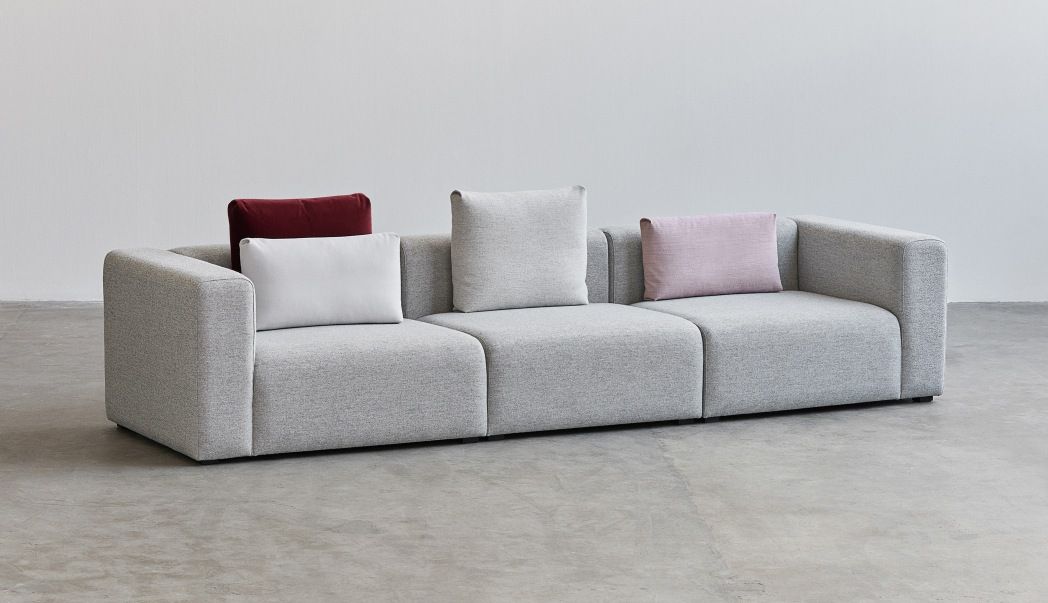 Mags Sofa 3-Sitzer in grauem Hay Stoff Bolgheri mit farbigen Zierkissen. Modernes Design Sofa.