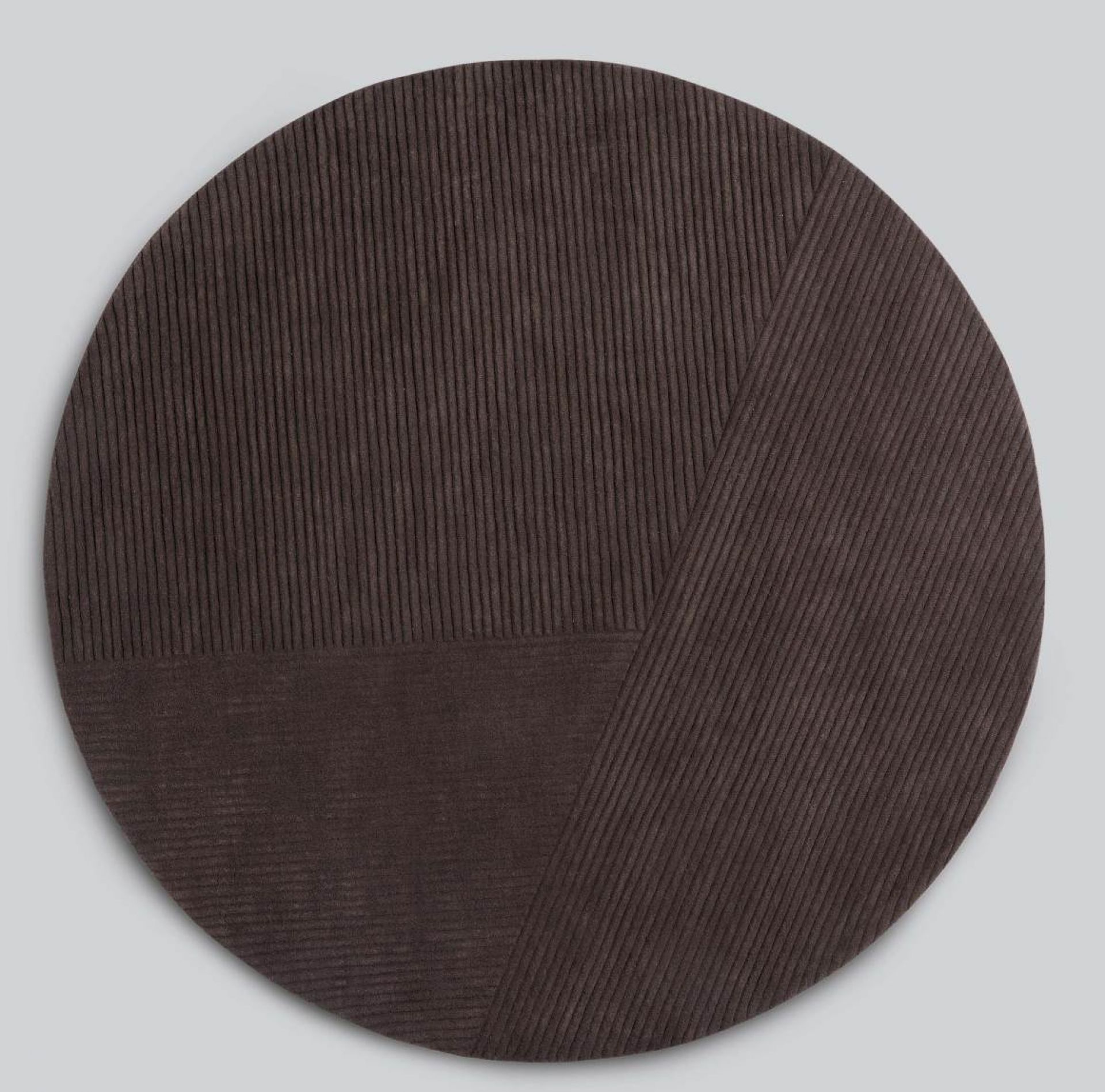 Runder, dunkelbrauner Teppich "Row" von Northern mit geometrischem Muster und feiner Rippenstruktur.