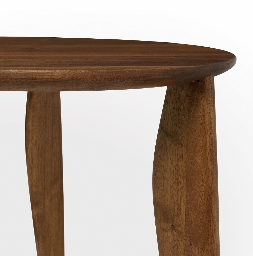 Detailaufnahme vom Ferm Living Feve Schreibtisch aus Walnussholz, Fokus auf Tischplatte und Beine.