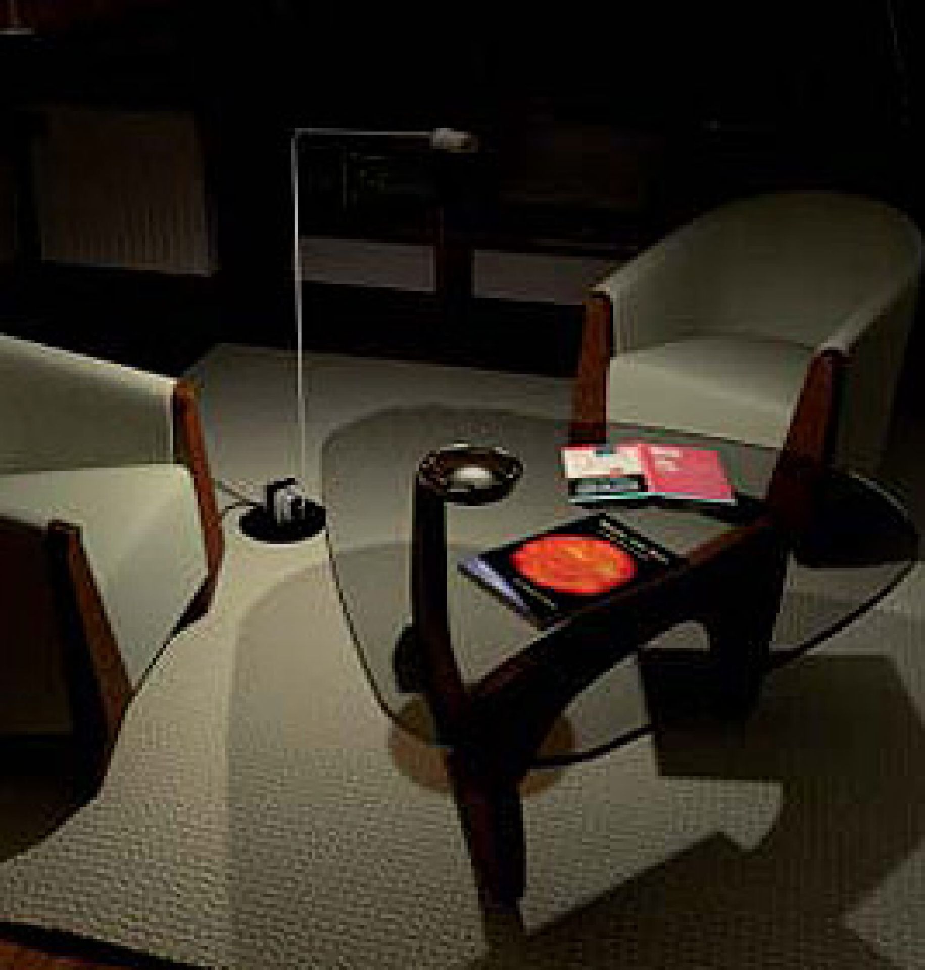 Elegante Daphine Terra LED Stehleuchte von Lumina neben einem Wohnzimmertisch und Sesseln.