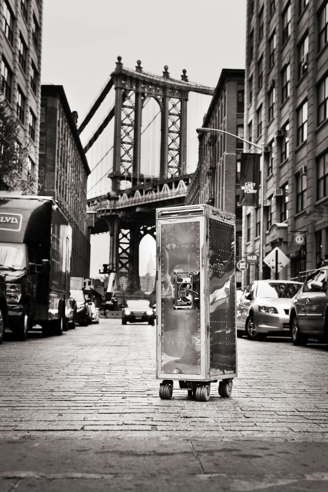 Schwarzer Rivet Rocker Flugzeugtrolley mit transparenter Tür als Bordbar in urbaner Umgebung.