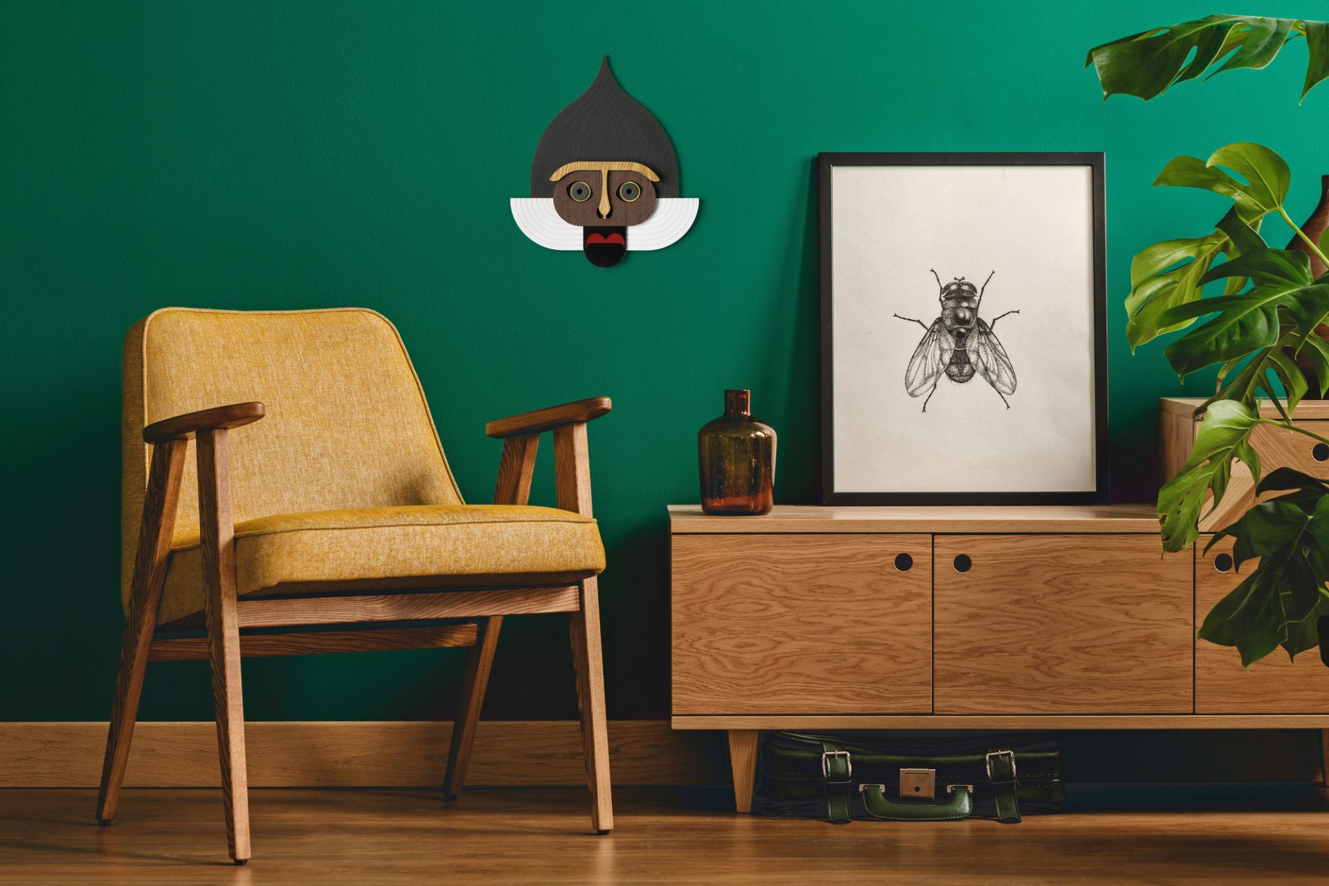 The Monkey Umasqu Wanddeko: Dekoratives Holz-Wandobjekt in Affenform über einem stilvollen Wohnzimmer-Interieur.