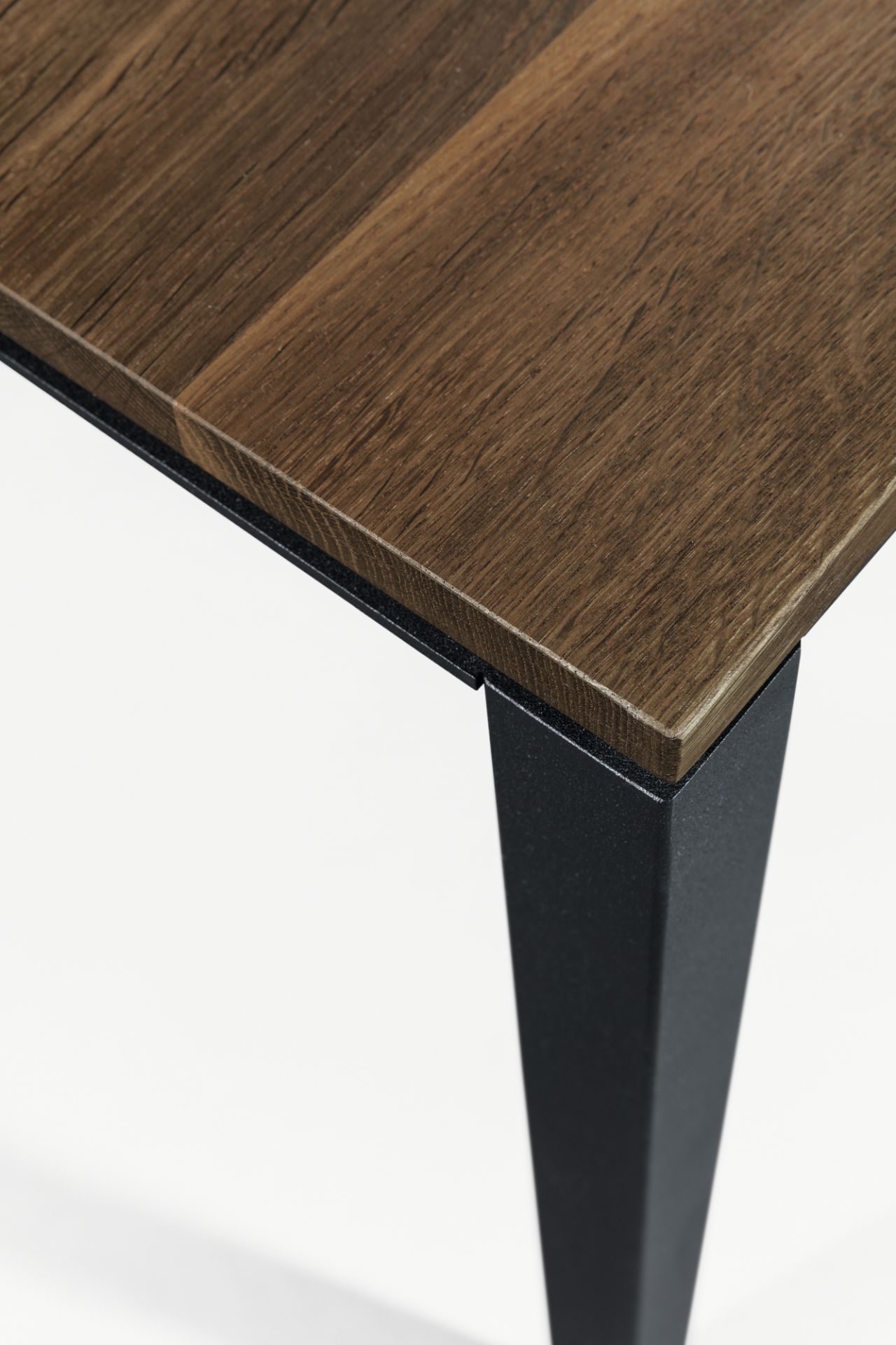 Detailaufnahme: S 600 Tisch mit geräucherter Eichenplatte und schwarzem Metallfuß von Janua.