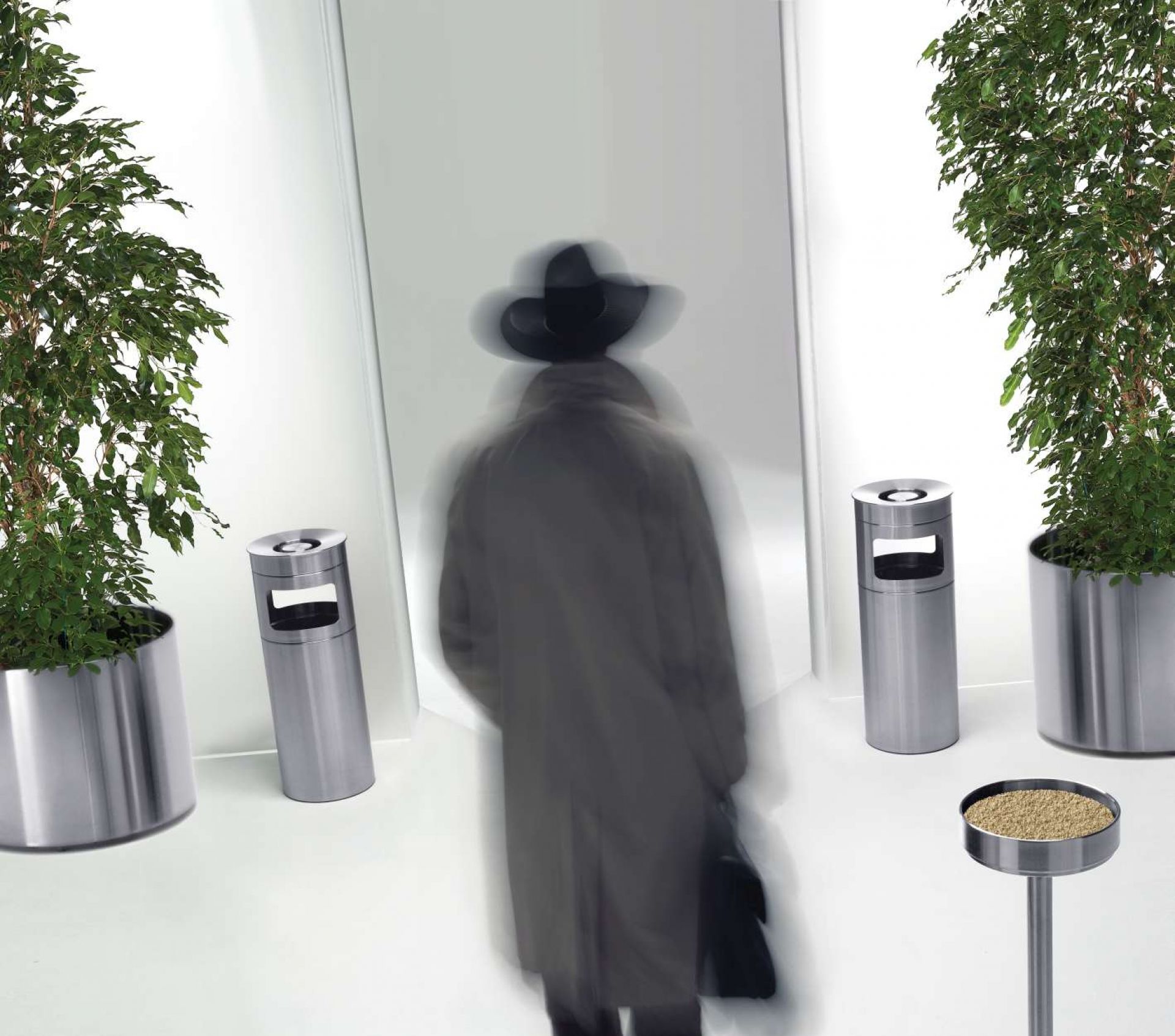 Nox Flora Blumentopf aus Edelstahl mit Pflanze, ideal für Innenräume und Büros.