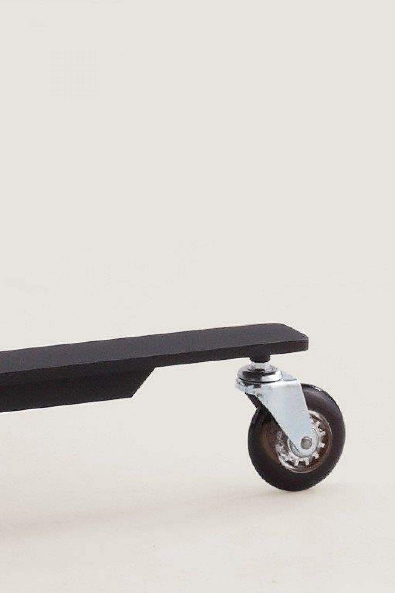 Detailaufnahme der Rolle vom Pom Cart Garderobenständer Mox. Schwarzer Garderobenständer mit Rollen für flexible Nutzung.