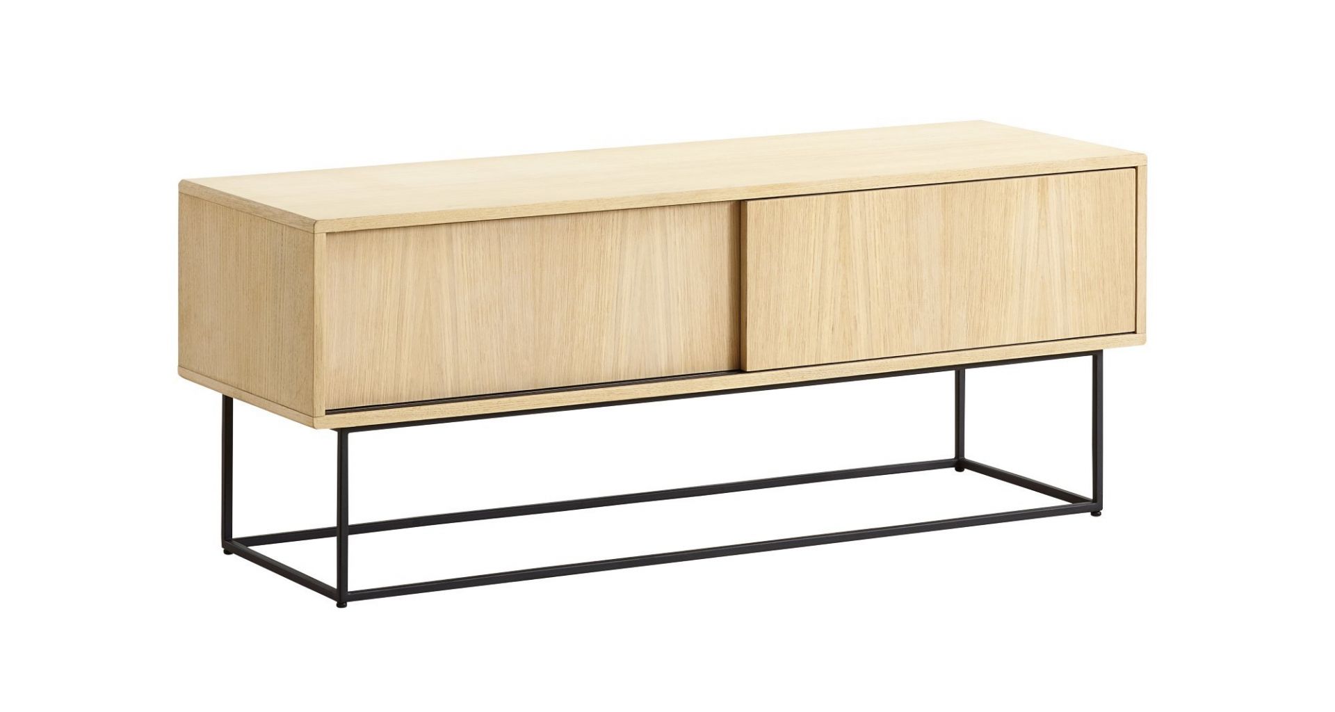 Virka Sideboard niedrig von Woud, helles Holz mit Schiebetüren auf schwarzem Metallgestell.