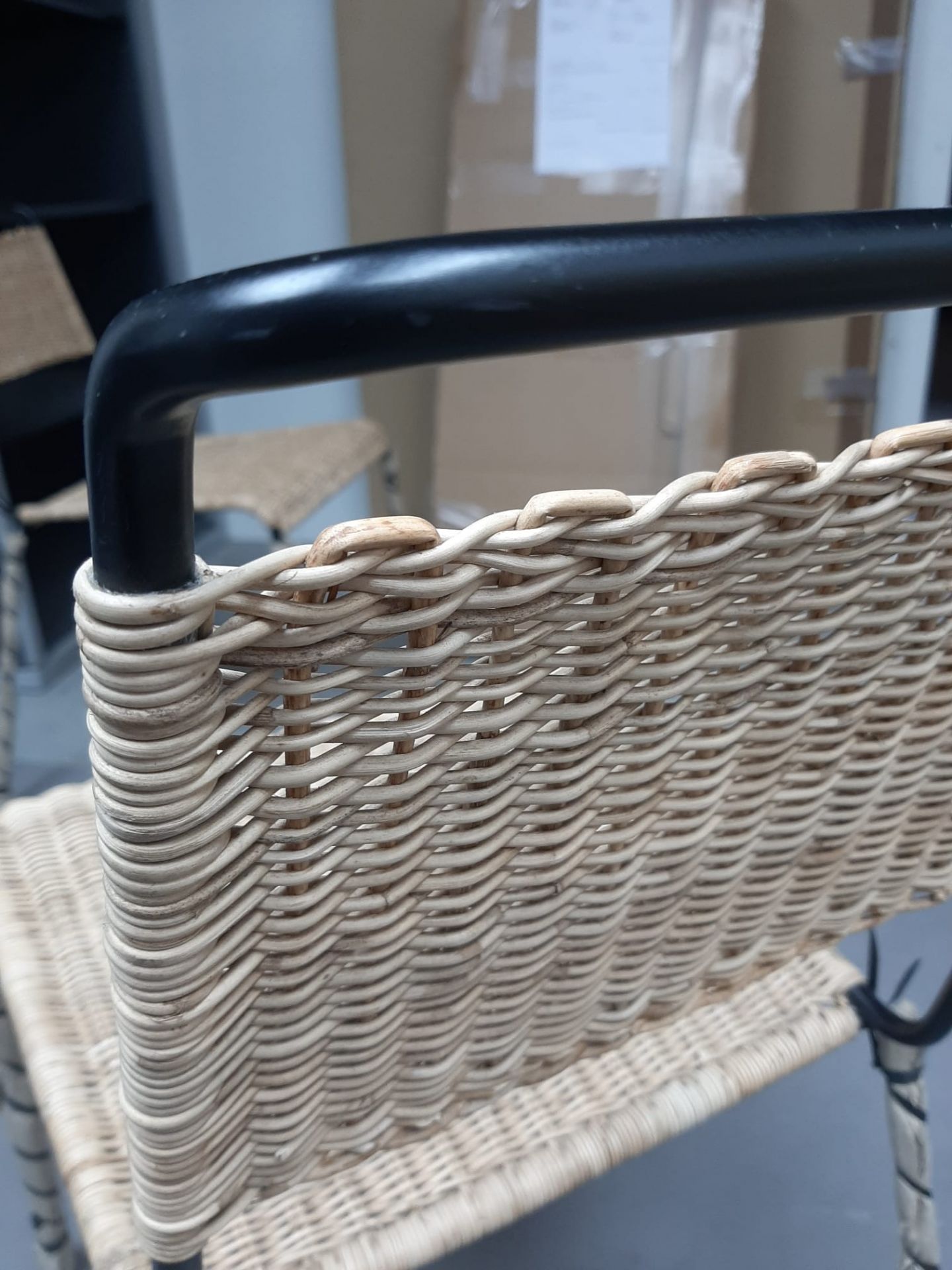 Detailaufnahme: Richard Lampert Stuhl TT 54, Rattangeflecht, schwarzes Gestell, Designklassiker, Mängelexemplar.