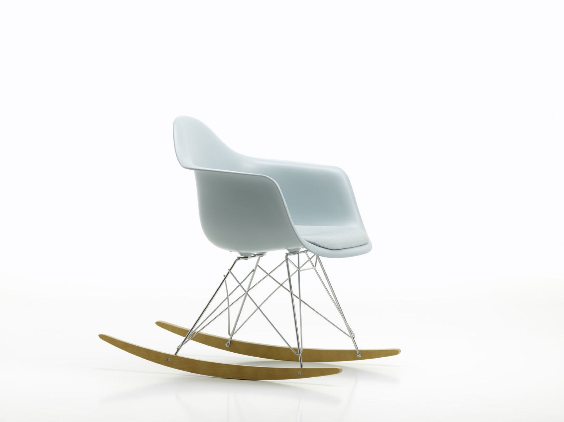 Eames Schaukelstuhl RAR mit Sitzpolster von Vitra, hellblau, Drahtgestell und Holzschaukelkufen.