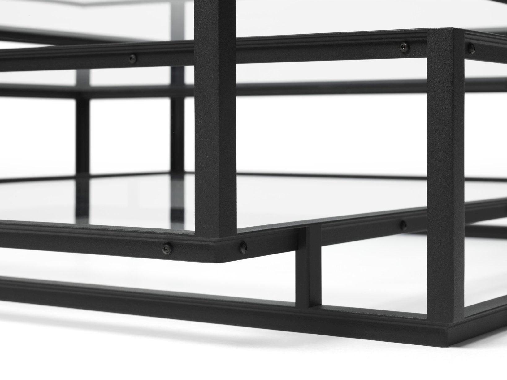 Detailaufnahme des Tangled Square Couchtisches mit schwarzem Metallgestell und Glasplatte, moderner Wohnzimmertisch.