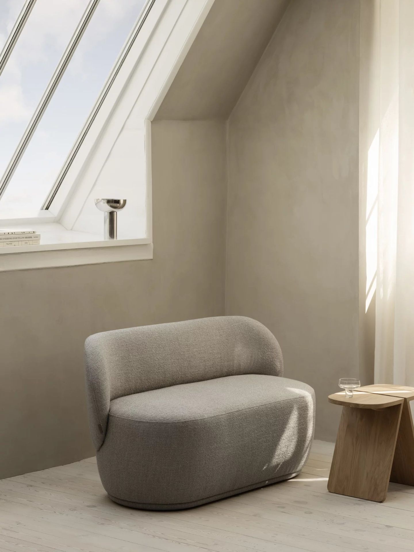 Kuon 2-Sitzer Sofa in Shitake Farbe. Modernes Bouclé Sofa für Wohnzimmer und Lounge.