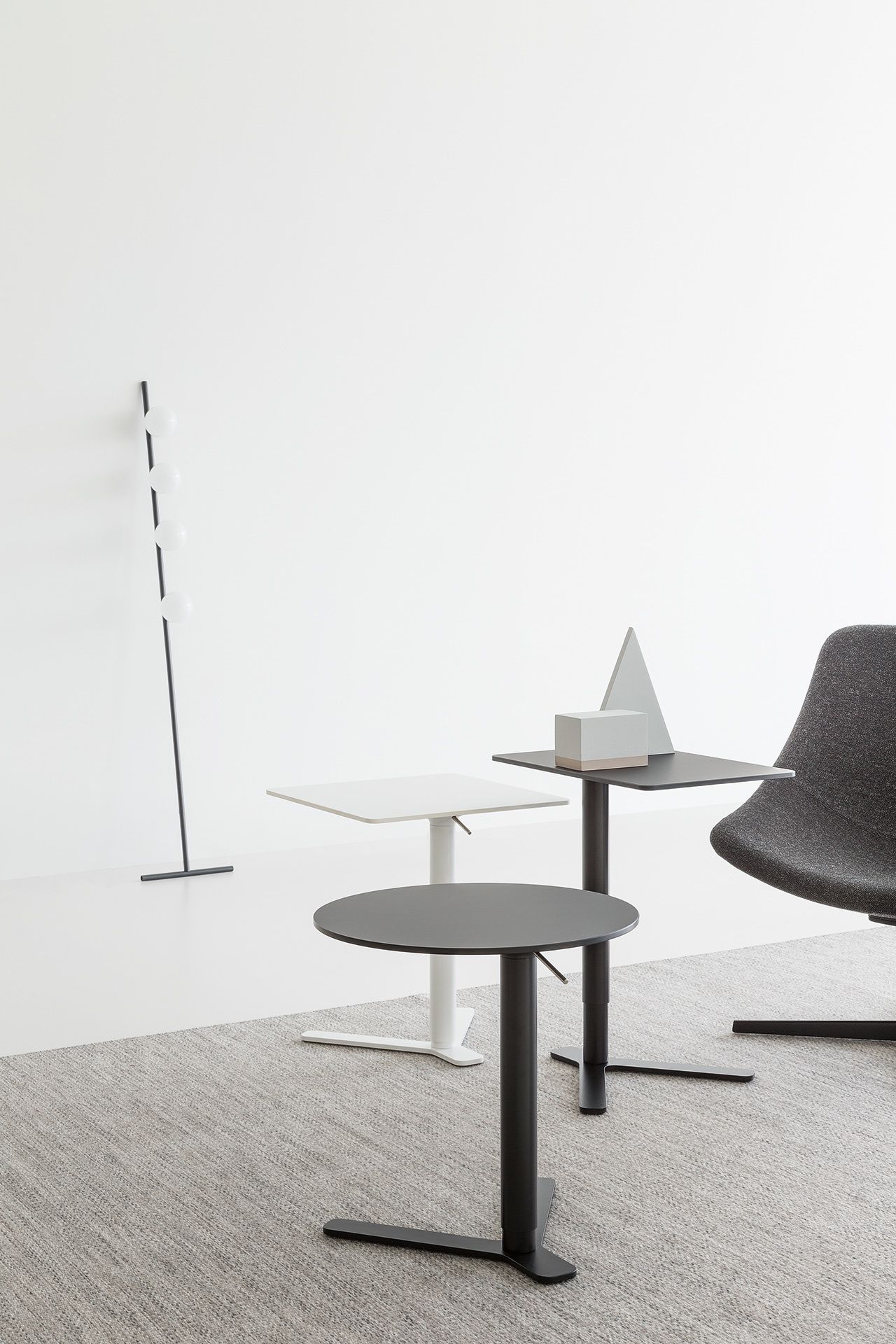 Yo Beistelltisch von La Palma: Höhenverstellbare, runde und eckige Tische in Schwarz und Weiß im minimalistischen Design.