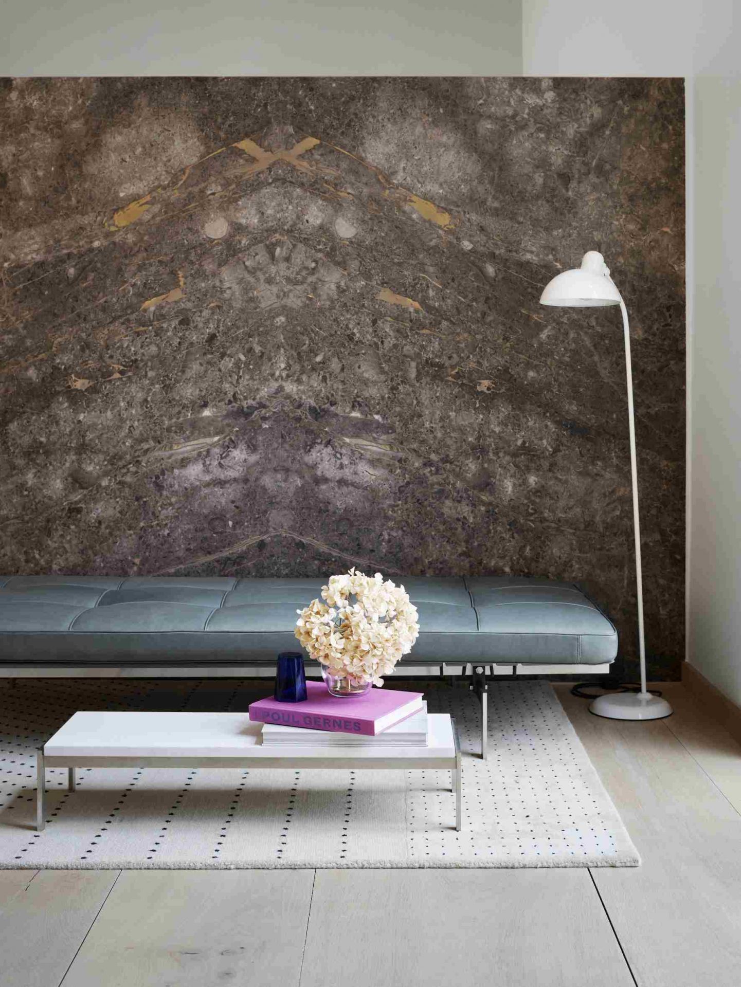 PK63A Esstisch von Fritz Hansen, B 120 cm, mit Blumen und Büchern dekoriert.