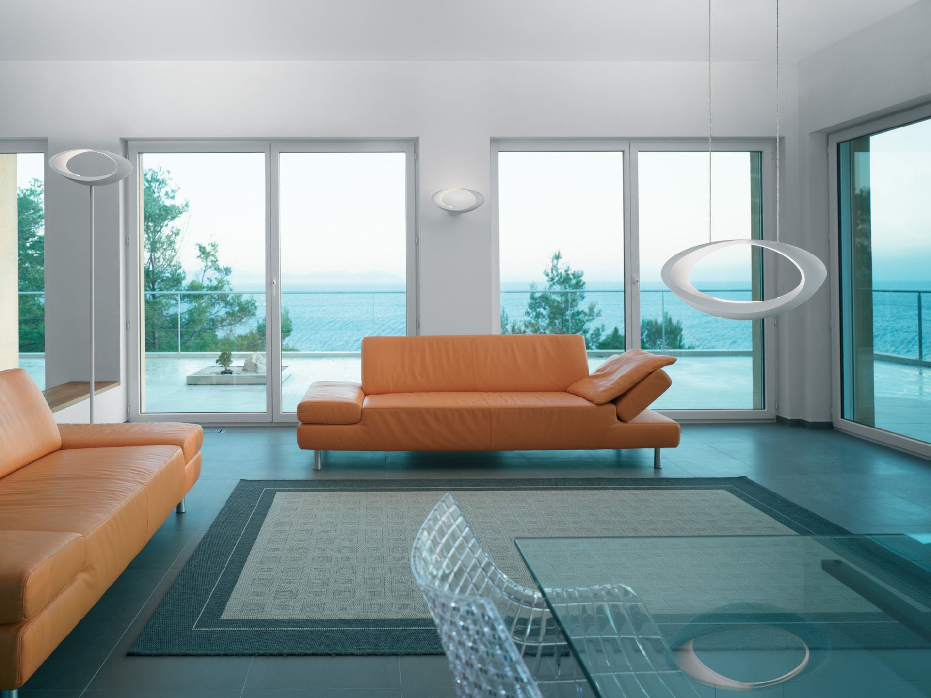 Cabildo LED Pendelleuchte von Artemide in modernem Wohnzimmer mit Meerblick. Design Lampe.