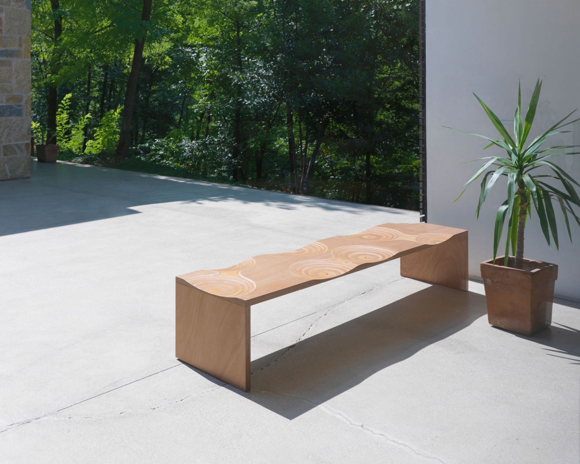 Ripples Bank von Casamania Horm, moderne Outdoor Bank aus Holz mit Wellenmuster.
